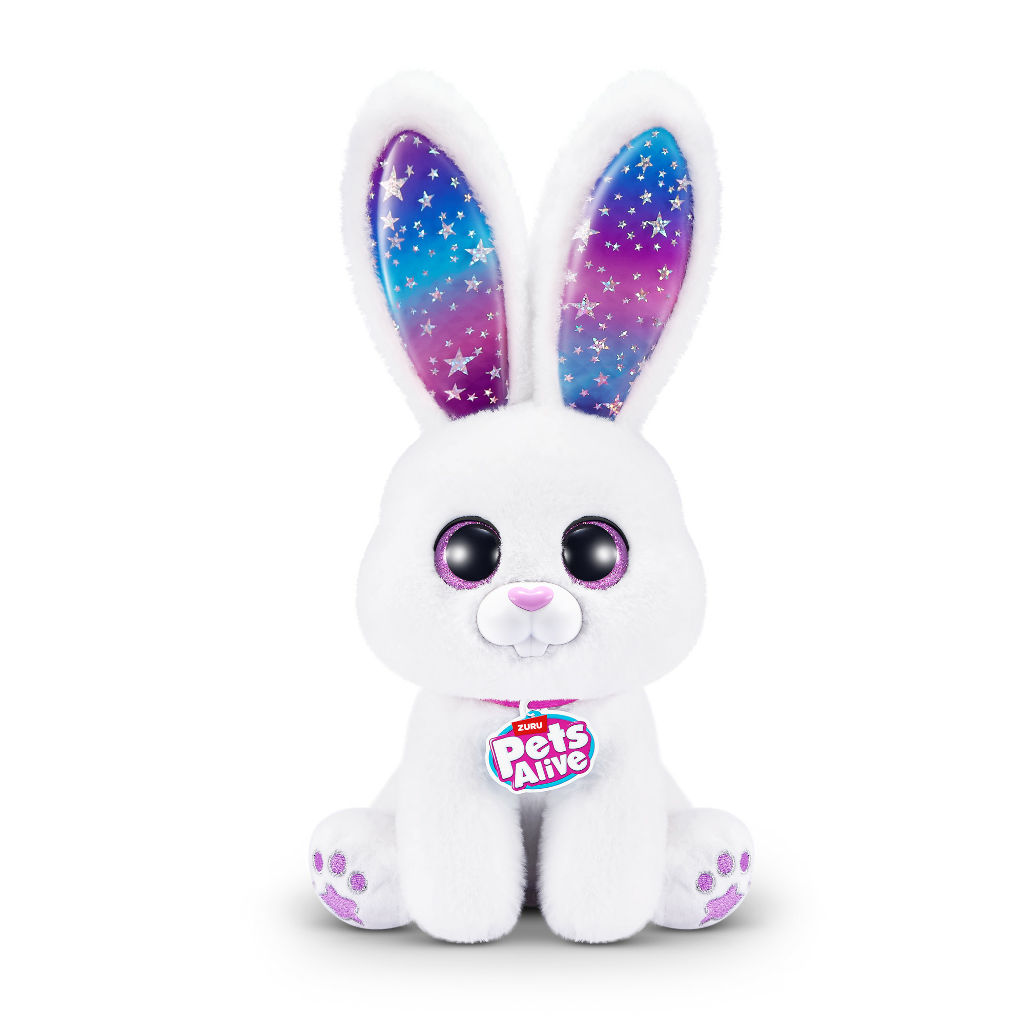 Peluche coniglio bianco con dettagli orecchie a stella, indossa un'etichetta, su bianco.