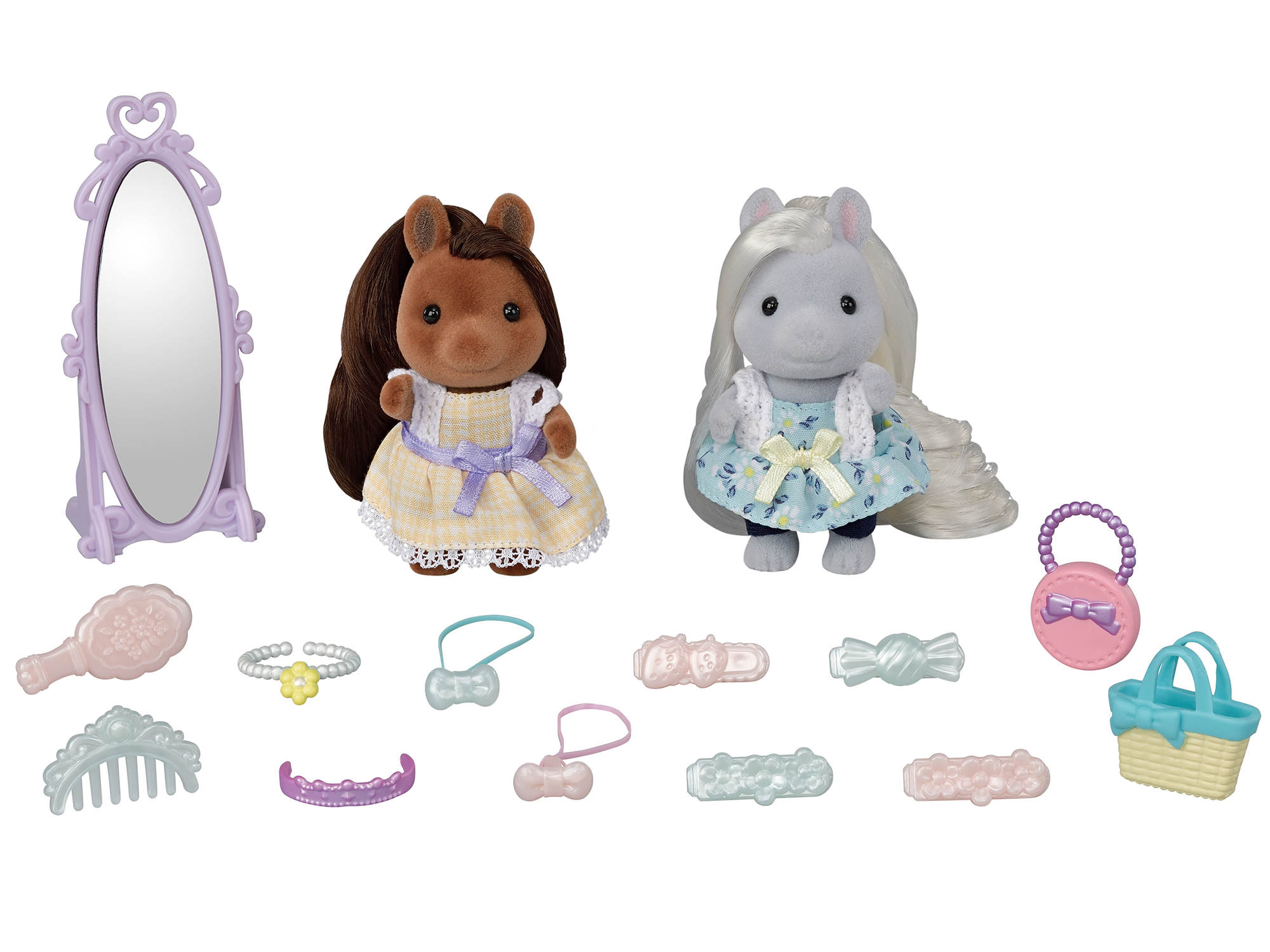 Dos figuras de pony con accesorios. Un pony es marrón, el otro gris. Ambos visten vestidos.