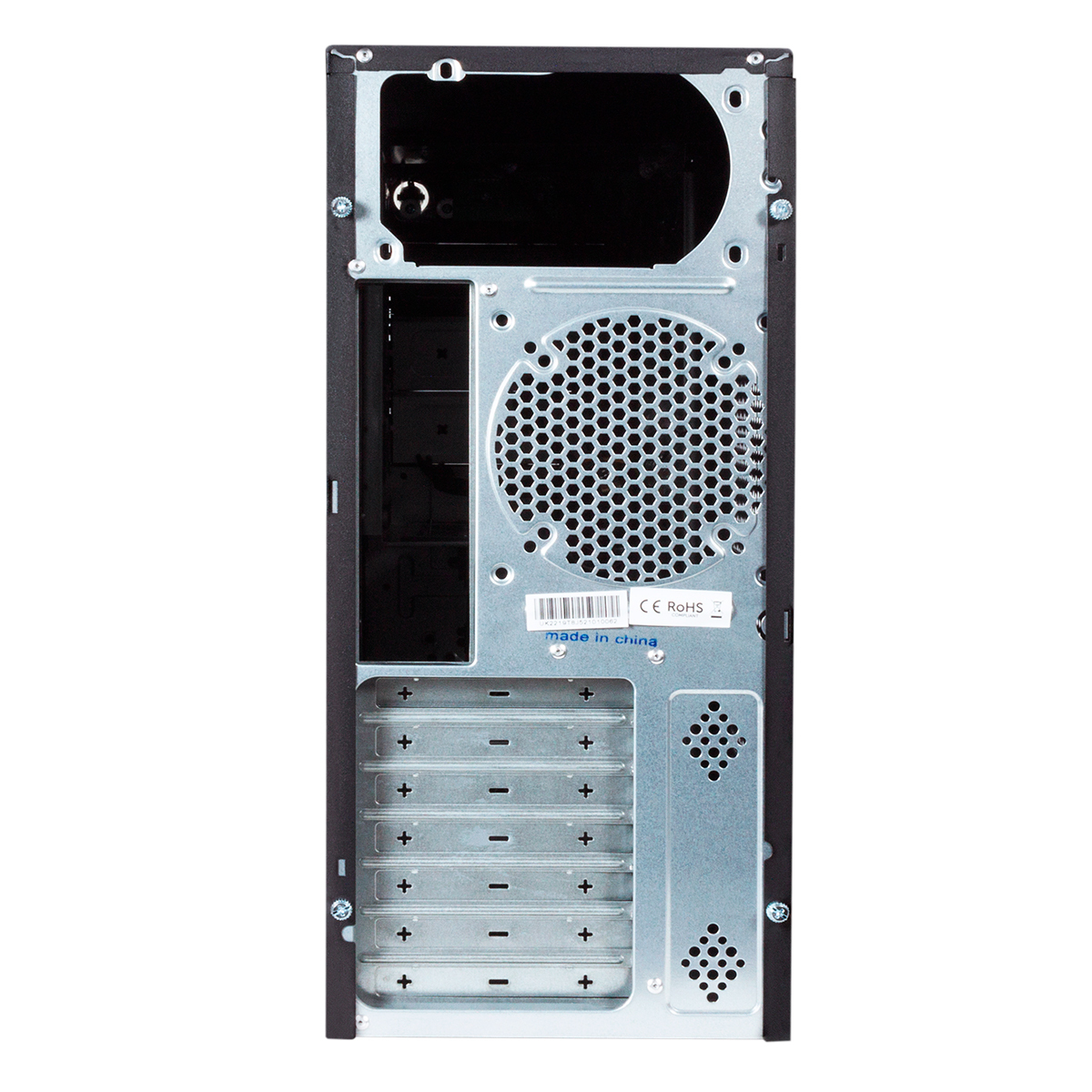 Pannello posteriore di un case per PC con griglia per ventola e slot di espansione. Isolato.