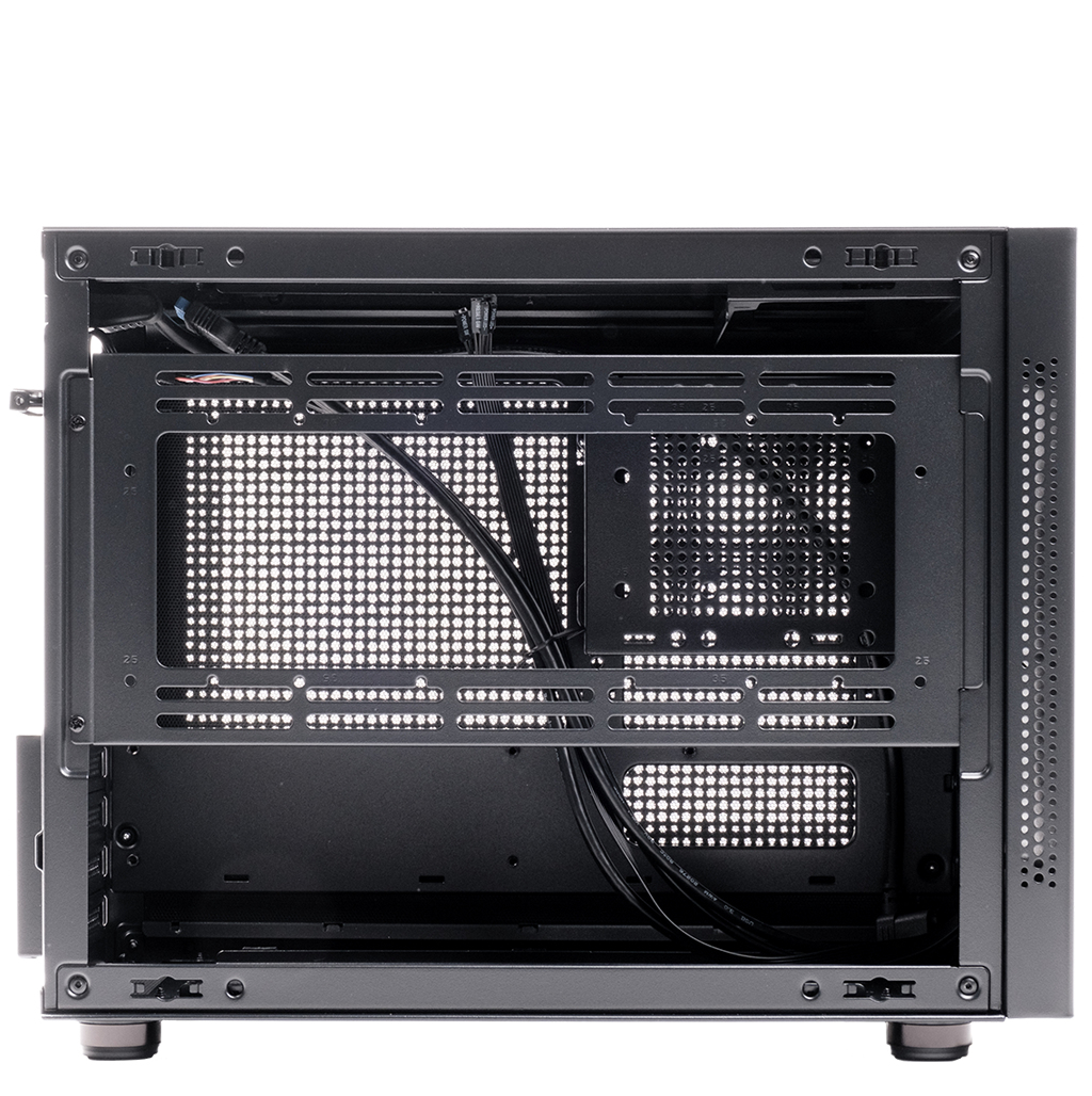 Interno di un case per PC nero. Mostra la struttura interna, con una chiara visione dell'area dei componenti.