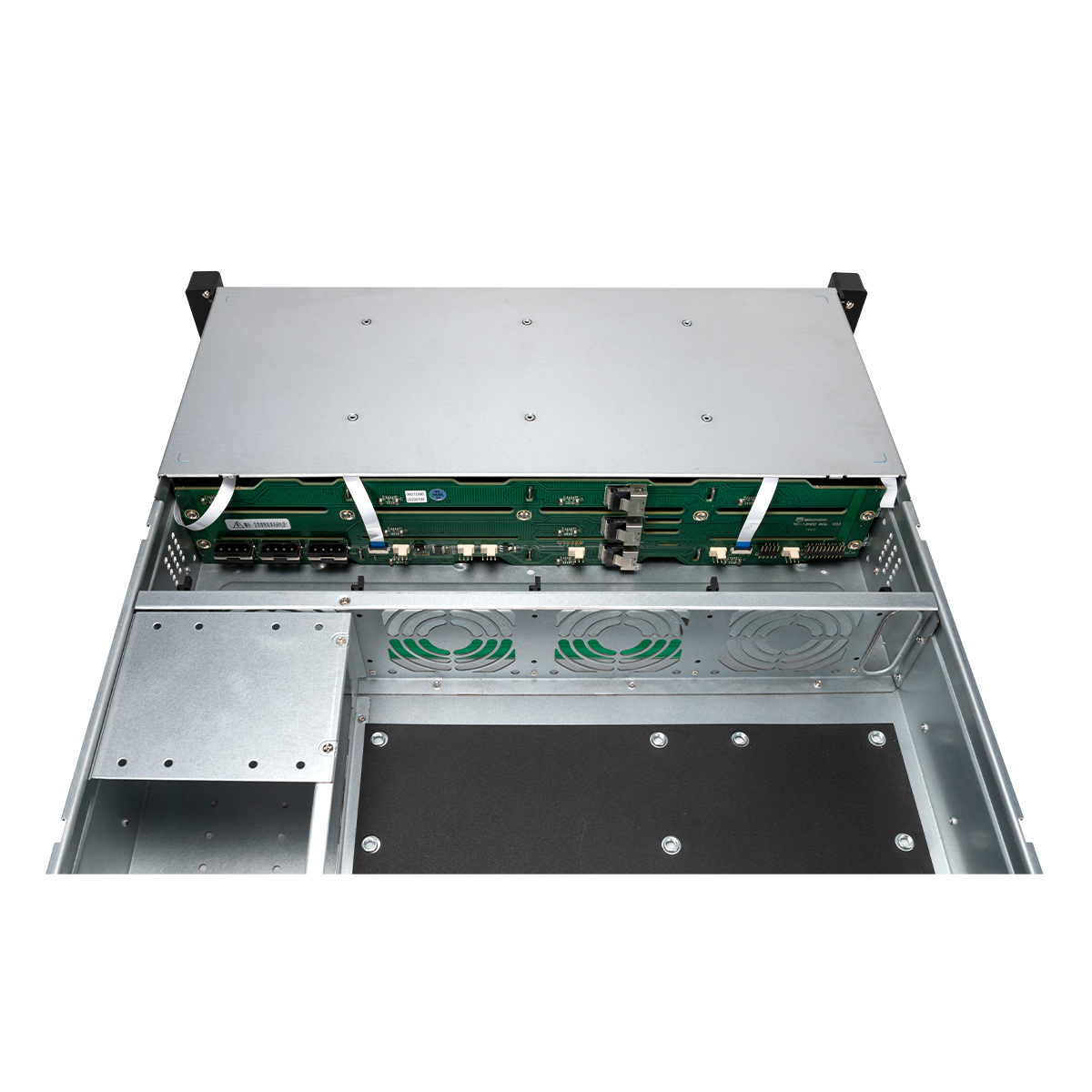 Interni del rack server. Telaio argentato, circuiti stampati verdi, ventole e interno nero.