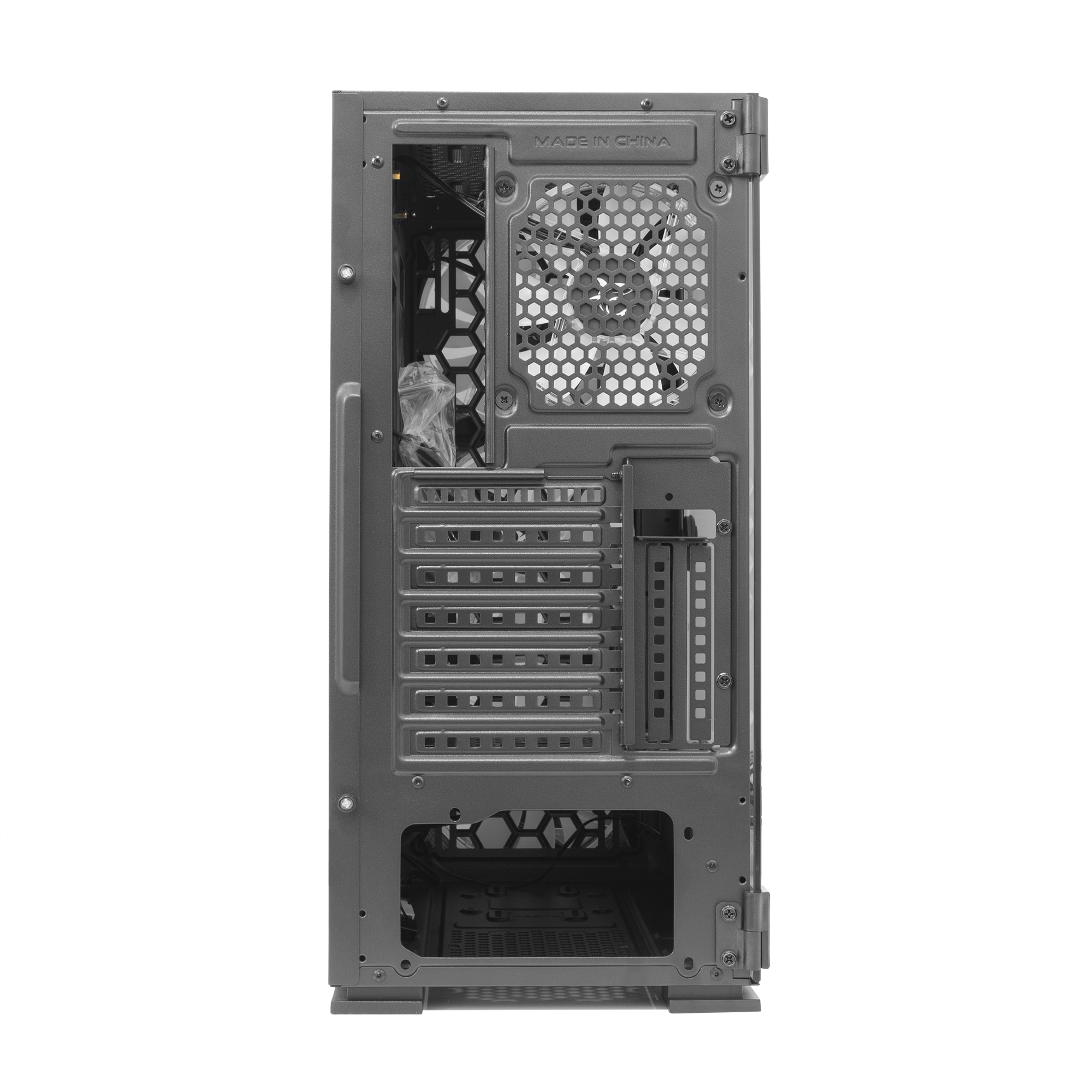 Il pannello posteriore di un case per computer grigio scuro. Mostra una ventola, porte e la scritta 'MADE IN CHINA'.