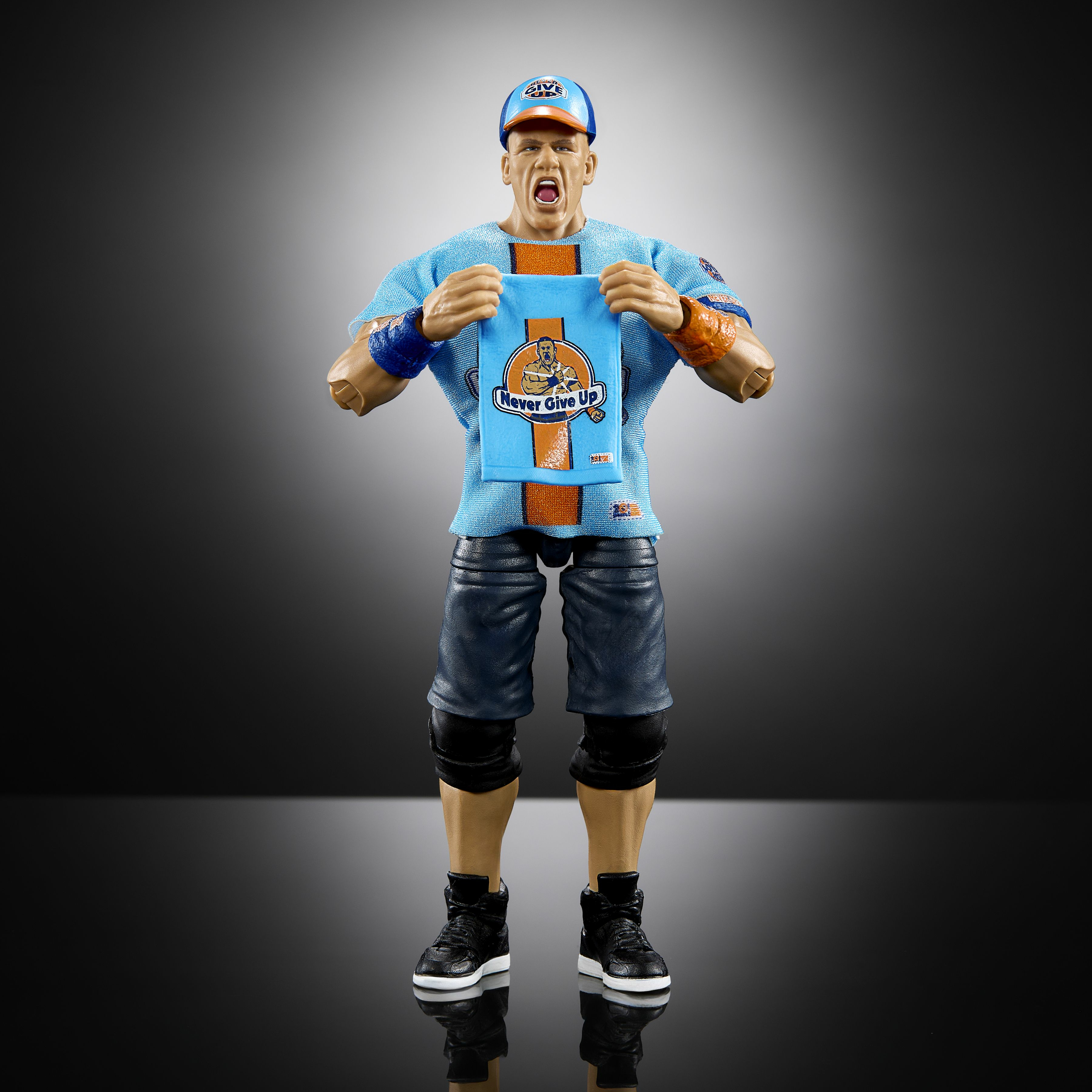 John Cena tiene una maglietta blu con la scritta 'Never Give Up' su sfondo scuro.