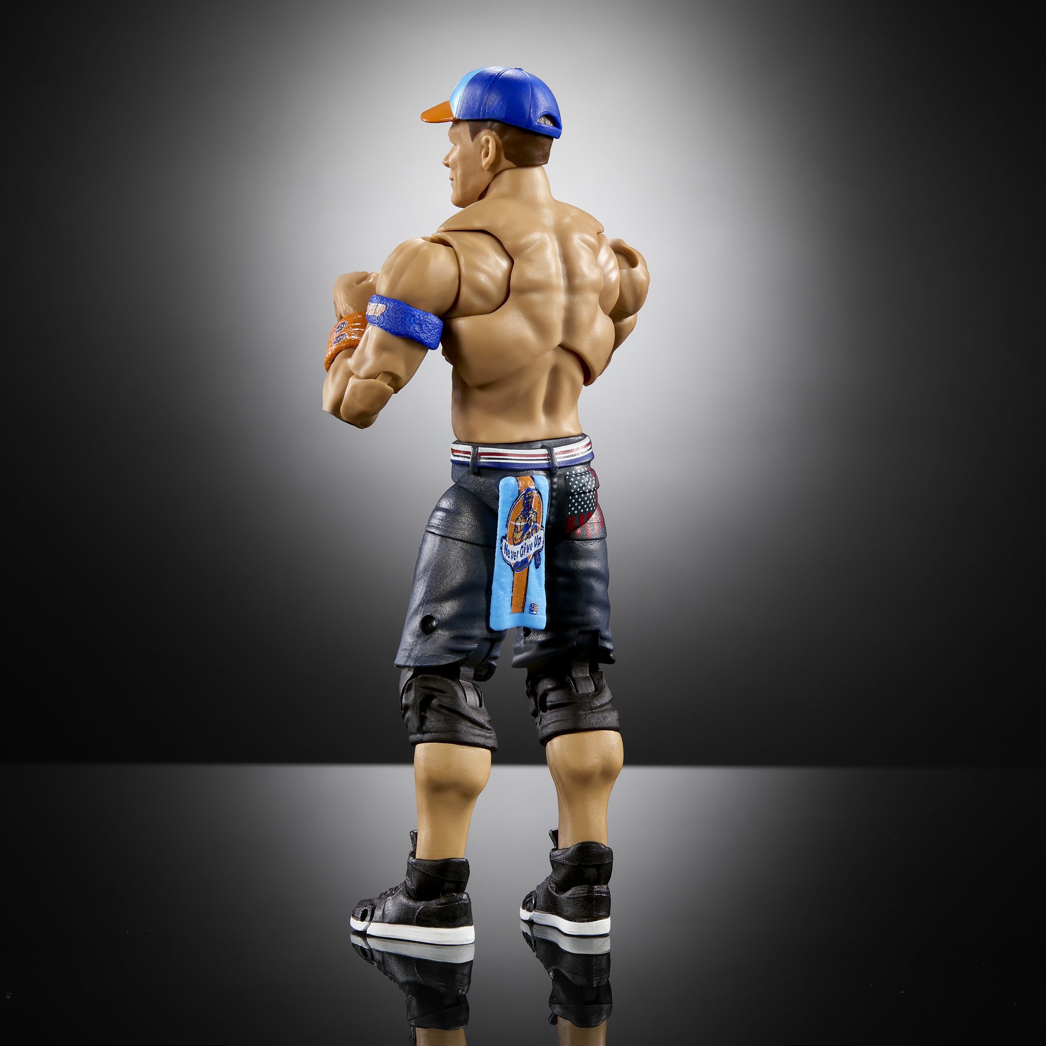 Una action figure di un wrestler. È a torso nudo con un berretto blu e pantaloncini neri.