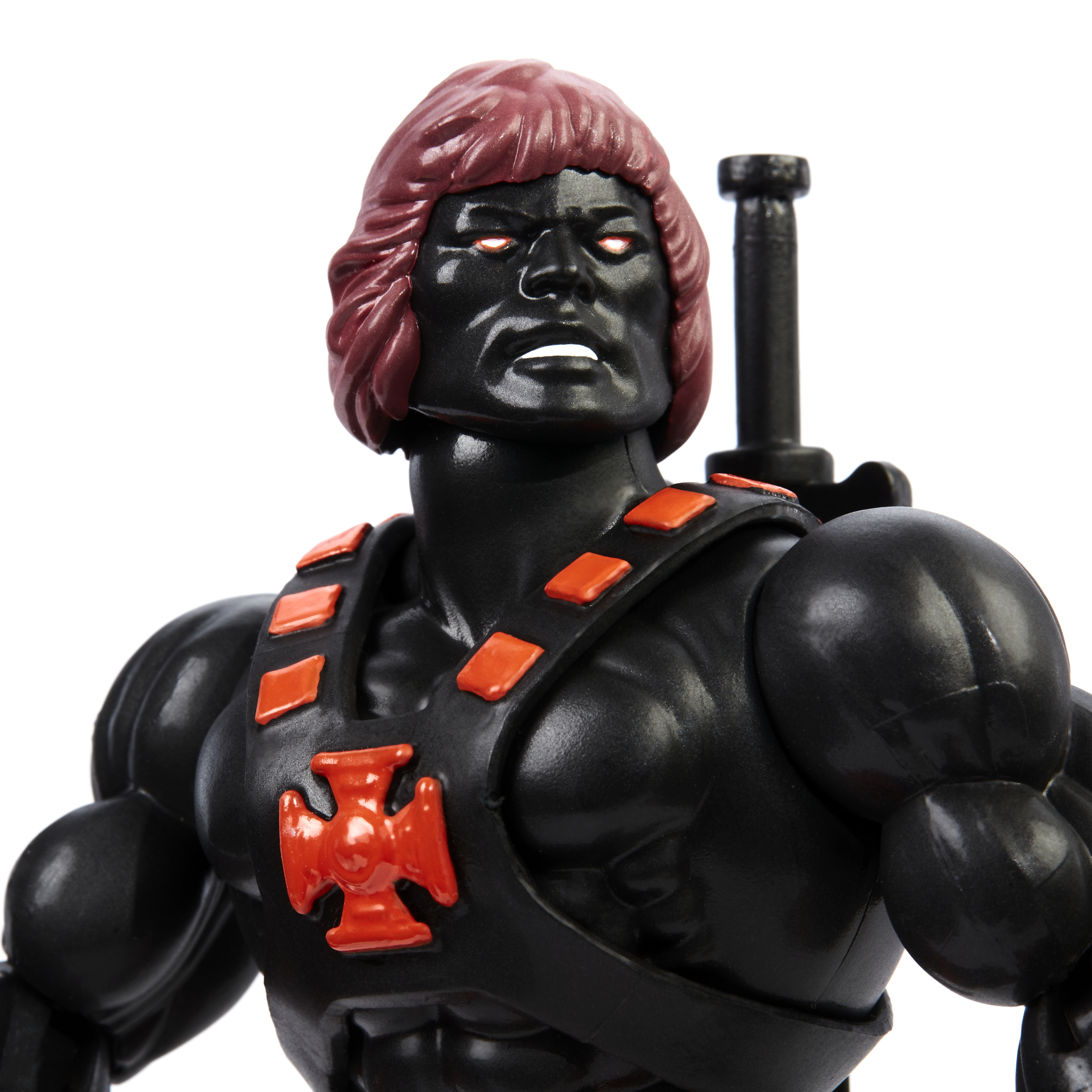 Eine schwarze He-Man-Actionfigur mit roten Haaren und Akzenten, nach vorne gerichtet. Der Kopf ist im Fokus.