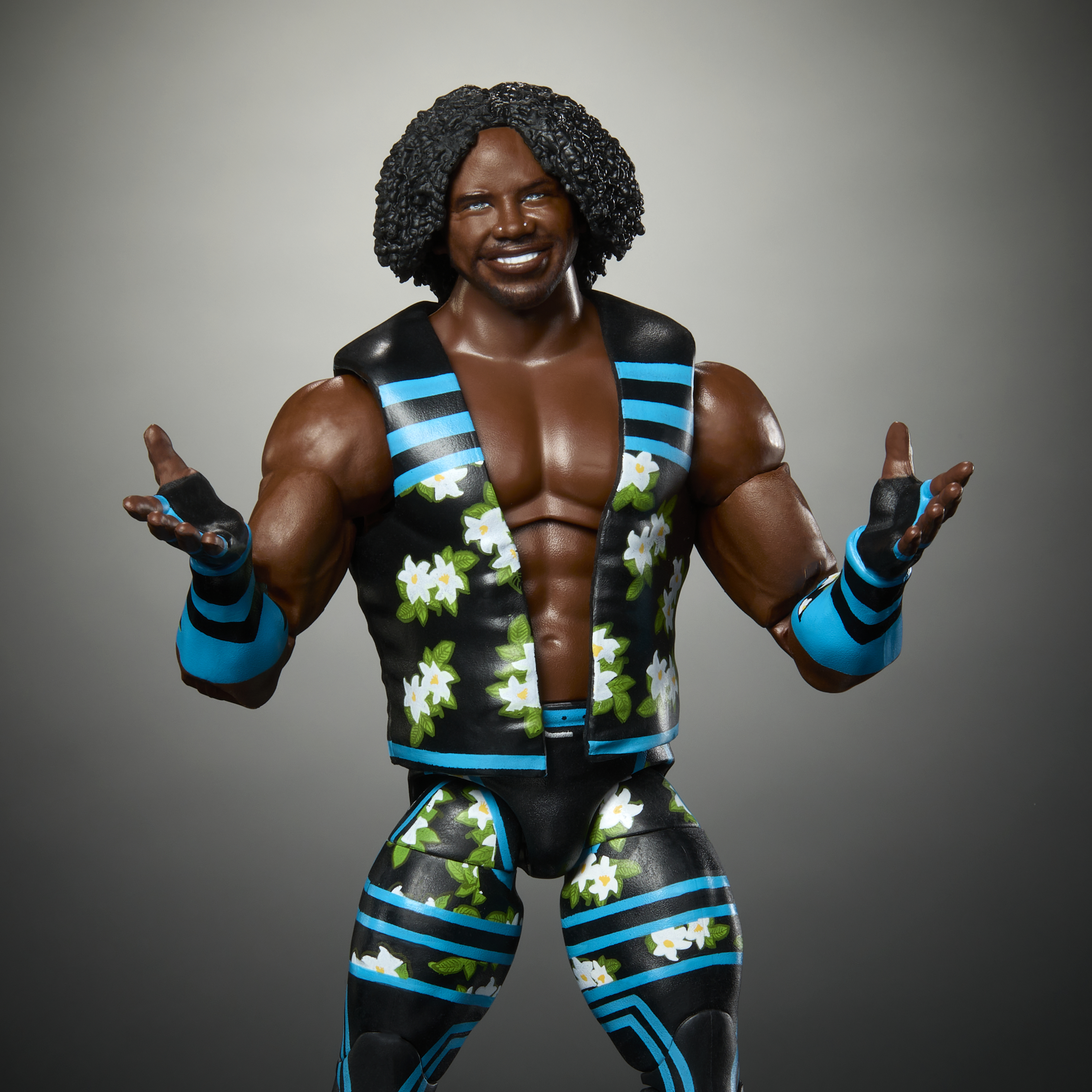 Wrestling-Figur mit erhobenen Armen. Schwarze und blaue Wrestling-Kleidung mit Blumenmustern.
