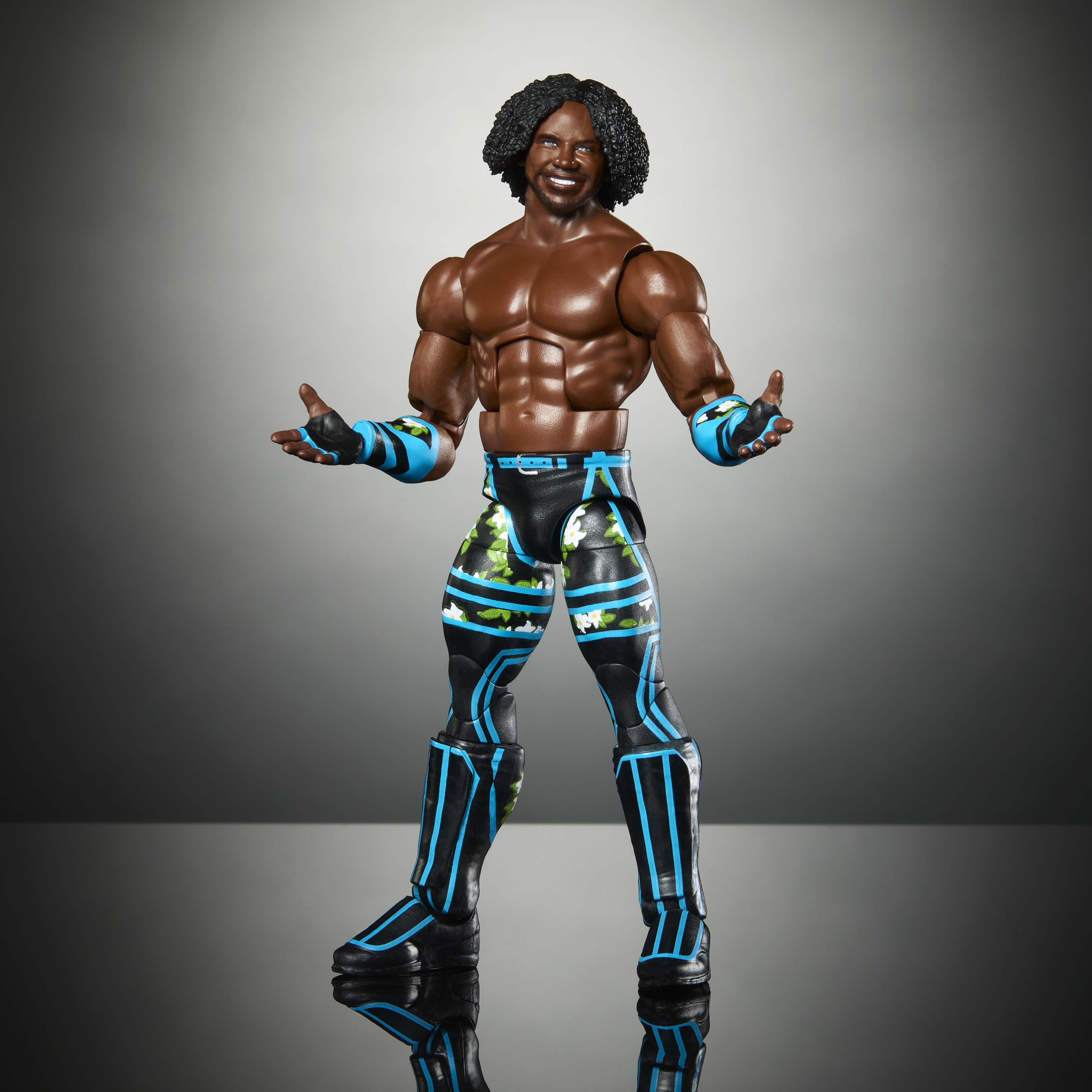 Wrestling-Figur mit offenen Armen. Schwarze und blaue Wrestling-Kleidung mit Blumenmustern.