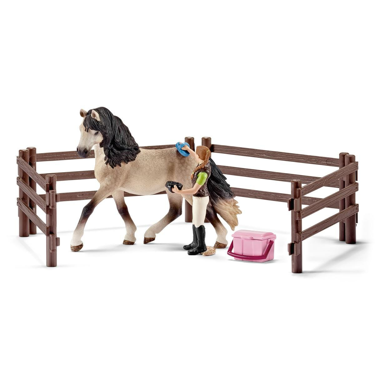 Un giocattolo a forma di cavallo viene curato da una figura in un'area recintata. C'è anche una scatola rosa.