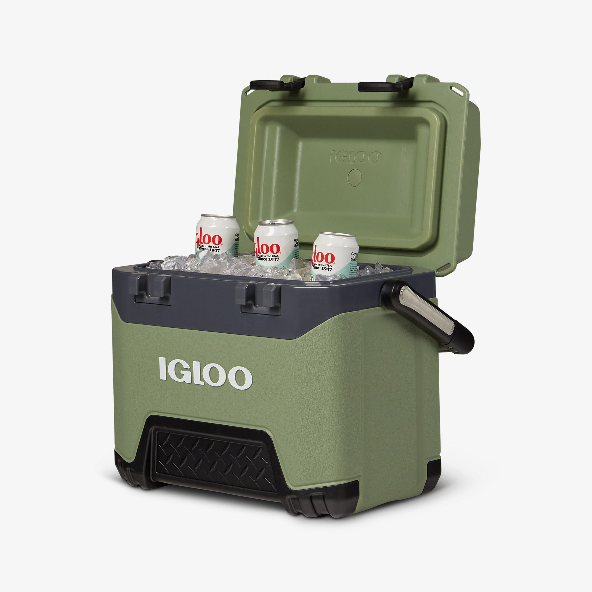 Un frigorifero Igloo verde aperto con ghiaccio e tre lattine di soda su sfondo bianco.