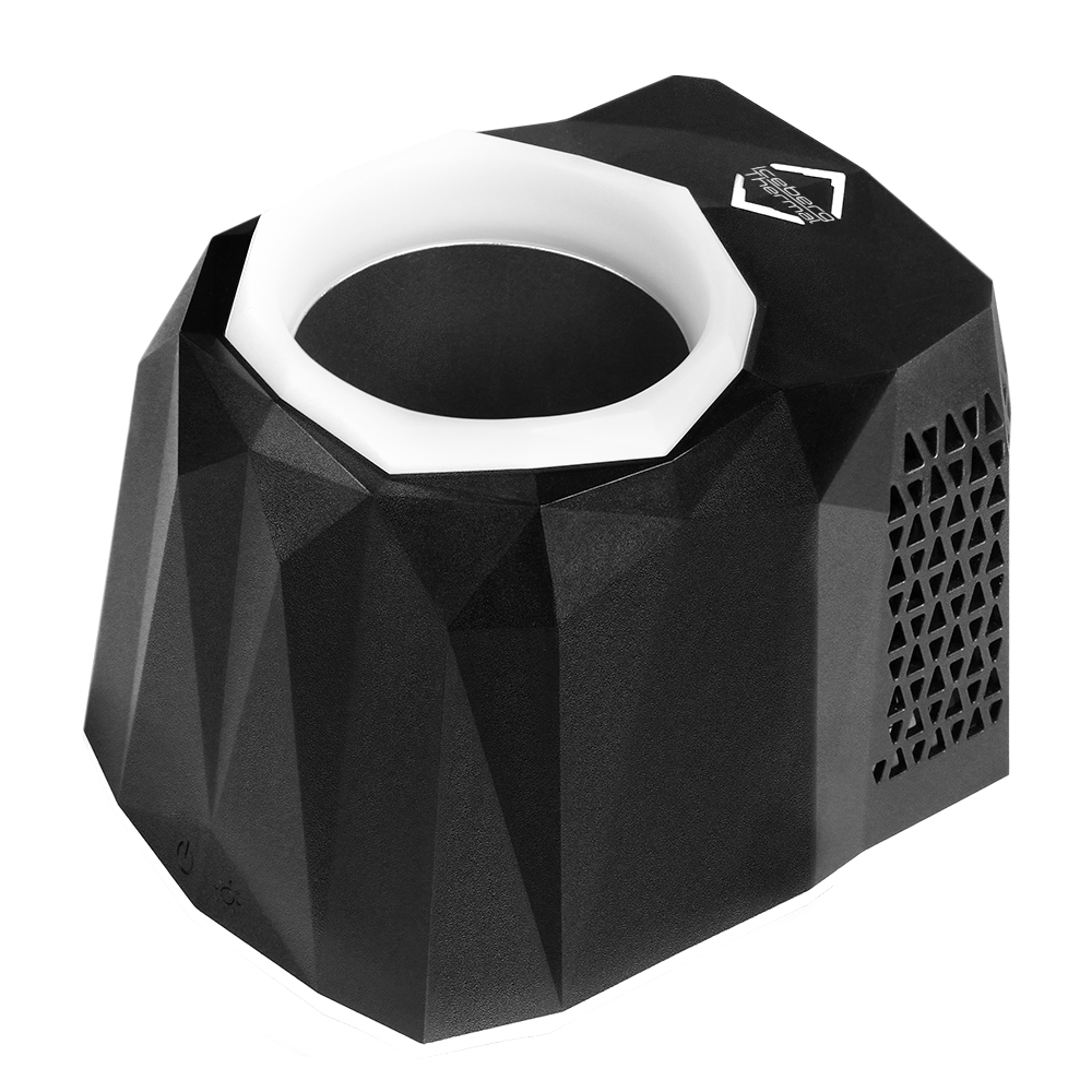 Diffusore nero, di forma geometrica, con un anello bianco sopra. Ha un logo sul lato.