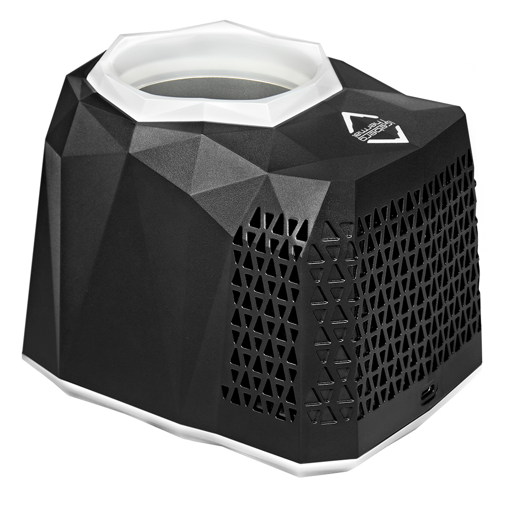 Dispositivo nero a forma geometrica con la parte superiore bianca e un logo. Sfondo bianco.