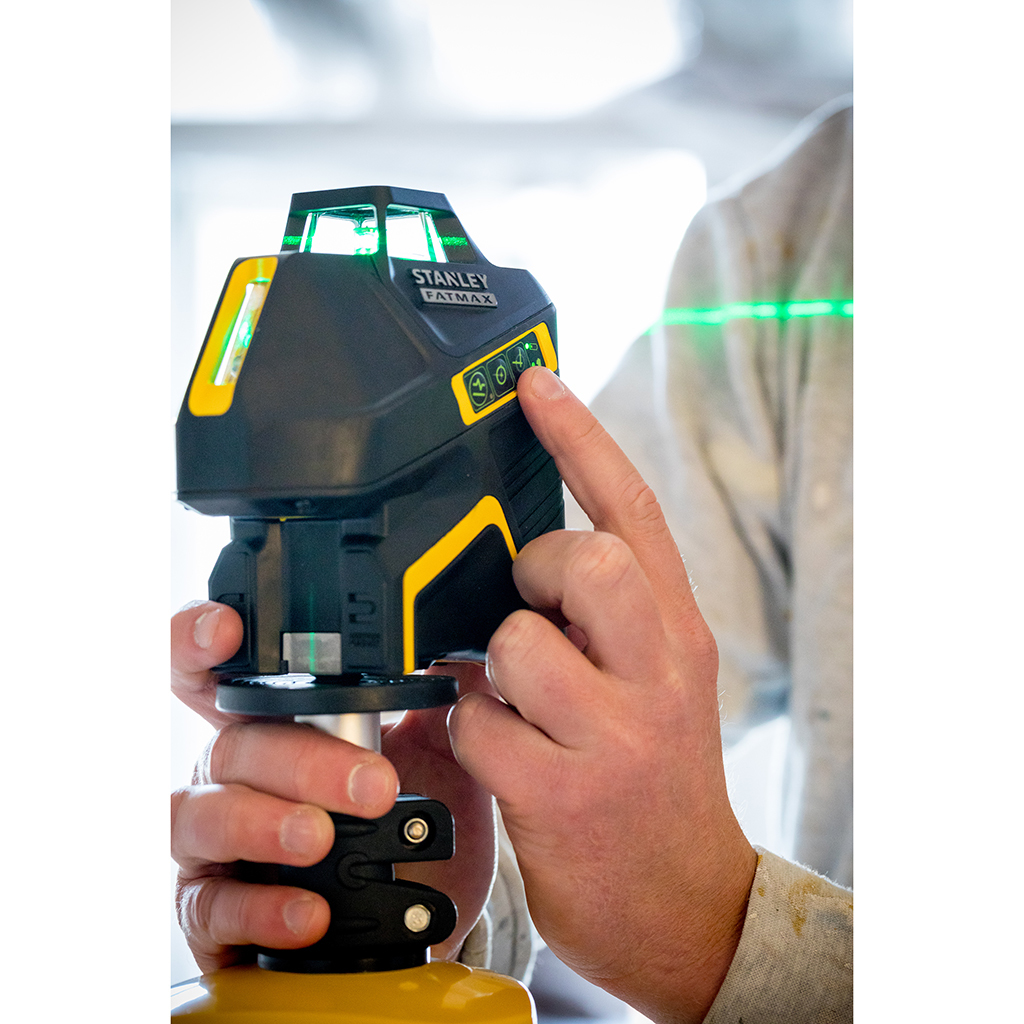 Hände einer Person, die ein Laser-Niveau bedienen. Das Gerät ist schwarz und gelb.