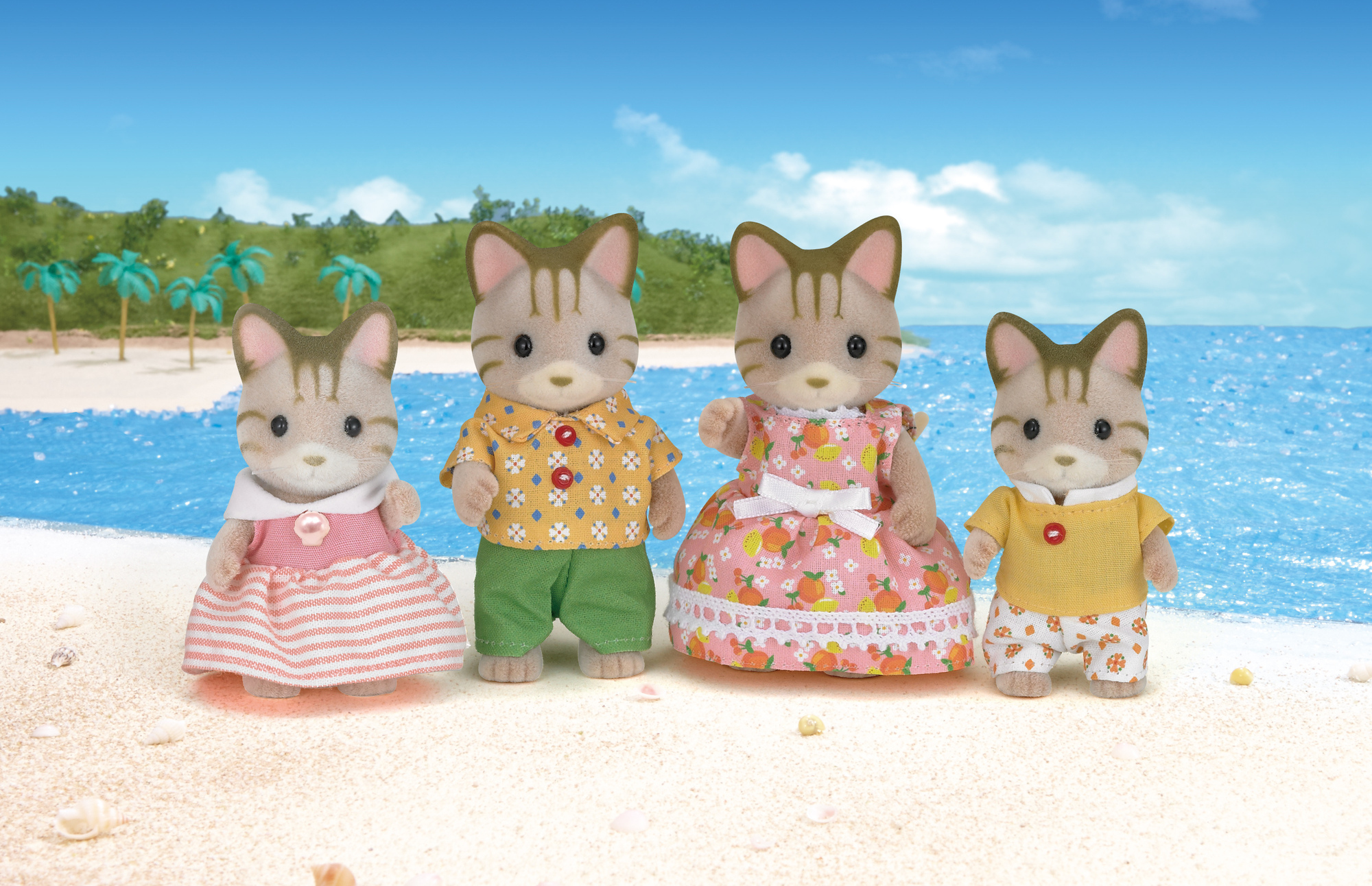 Cuatro figuras de gato en una playa. Llevan trajes de playa.