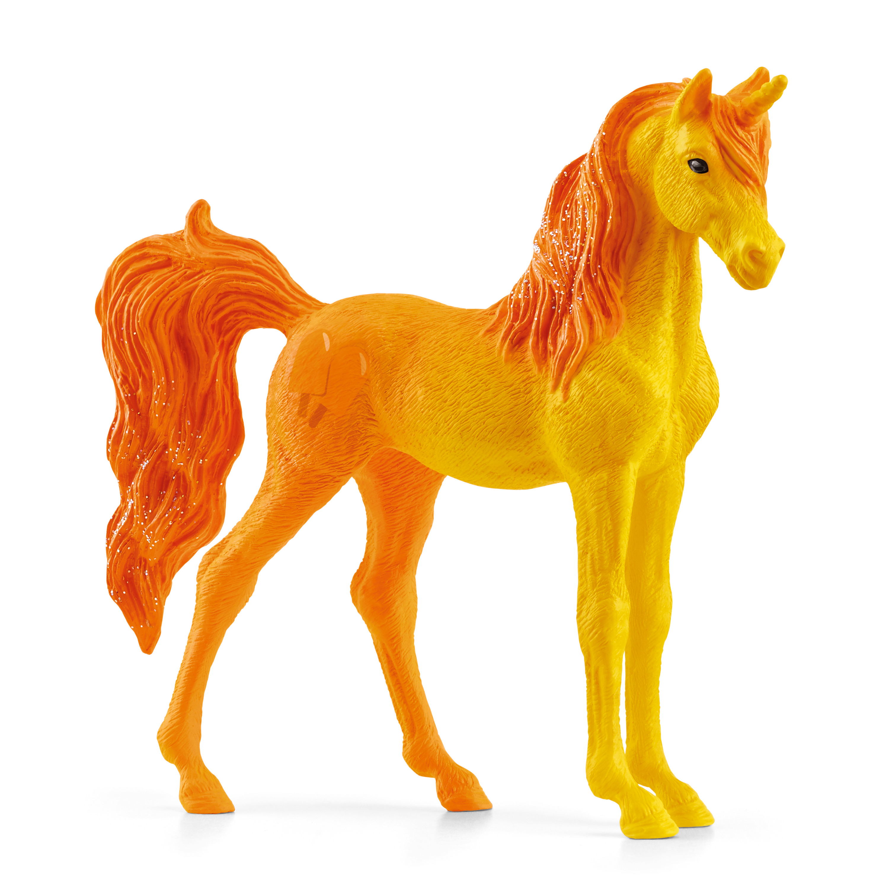 Ein orange-gelbes Spielzeugpferd mit detaillierter Mähne und Schweif vor weißem Hintergrund.