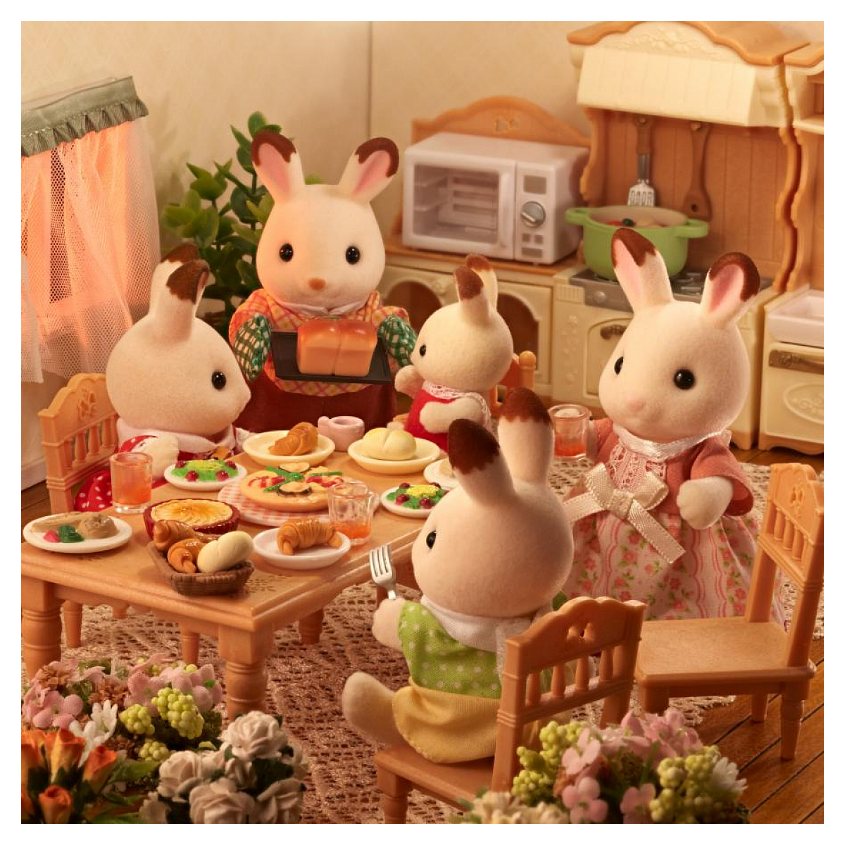 Eine Kaninchenfamilie isst zu Abend. Ein Tisch ist mit Essen gedeckt. Der Raum hat eine Küche.