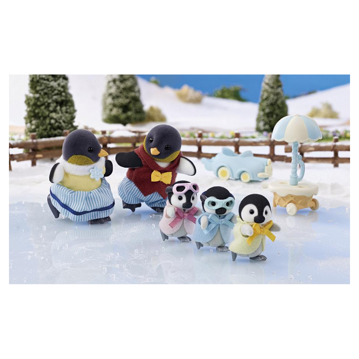 Figuras de familia de pingüinos en una pista de hielo. Pingüinos con sombreros, bufandas y un avión de juguete.
