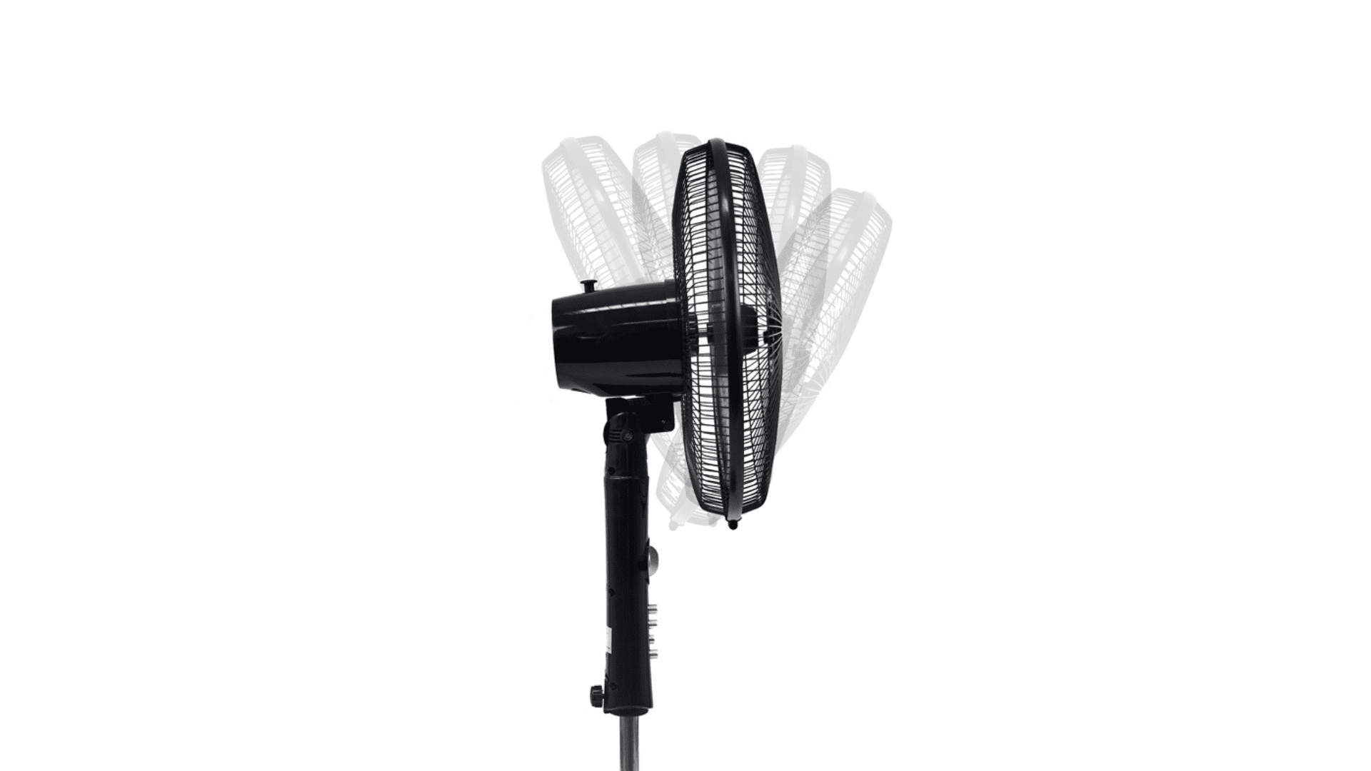 Schwarzer Standventilator mit verstellbarem Kopf. Der Ventilator ist geneigt. Weißer Hintergrund.