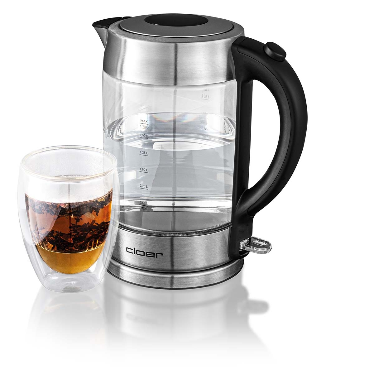 Czajnik z filiżanką herbaty. Czajnik jest wypełniony wodą. Filiżanka jest pełna herbaty.