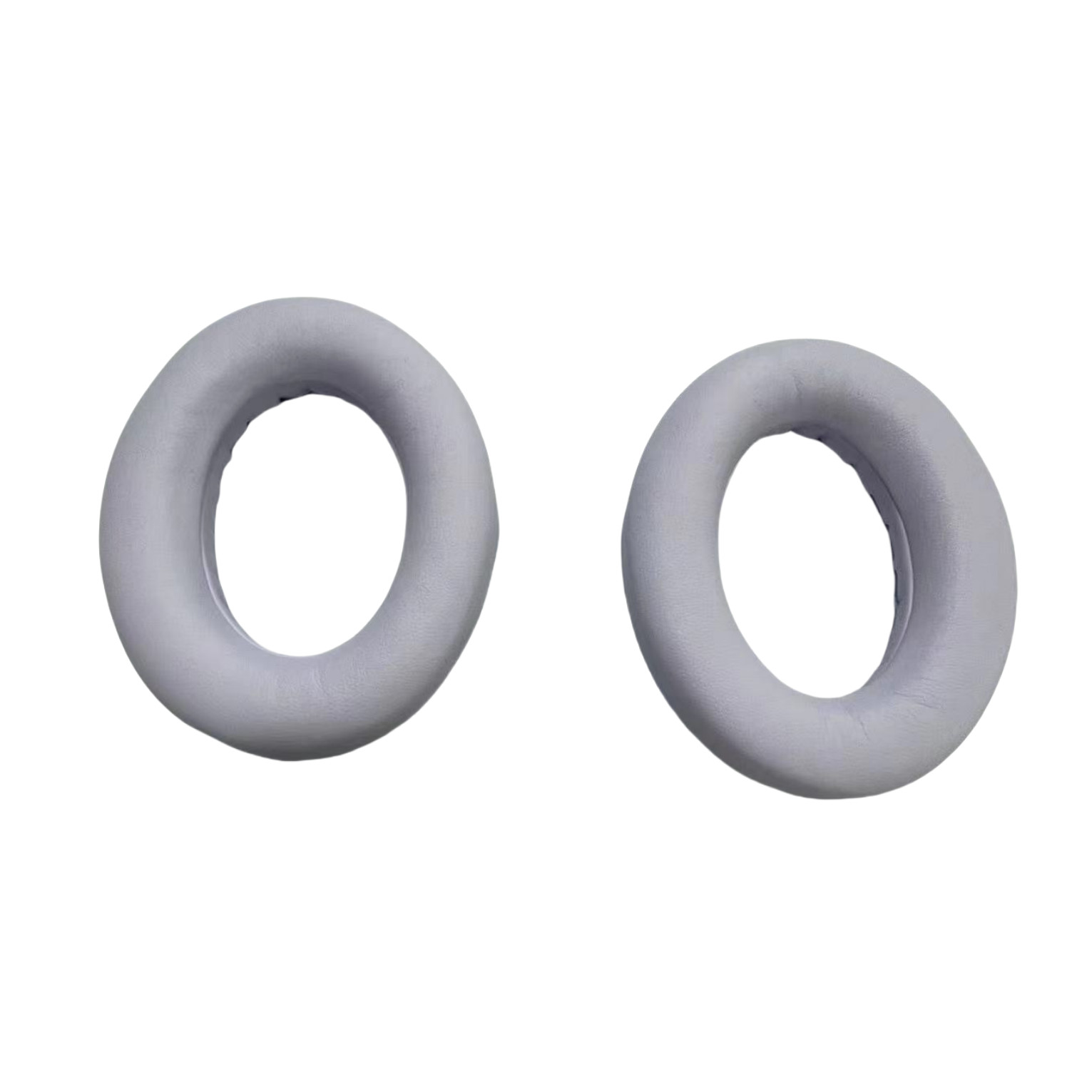 Due cuscinetti auricolari grigio chiaro per cuffie, isolati su bianco.