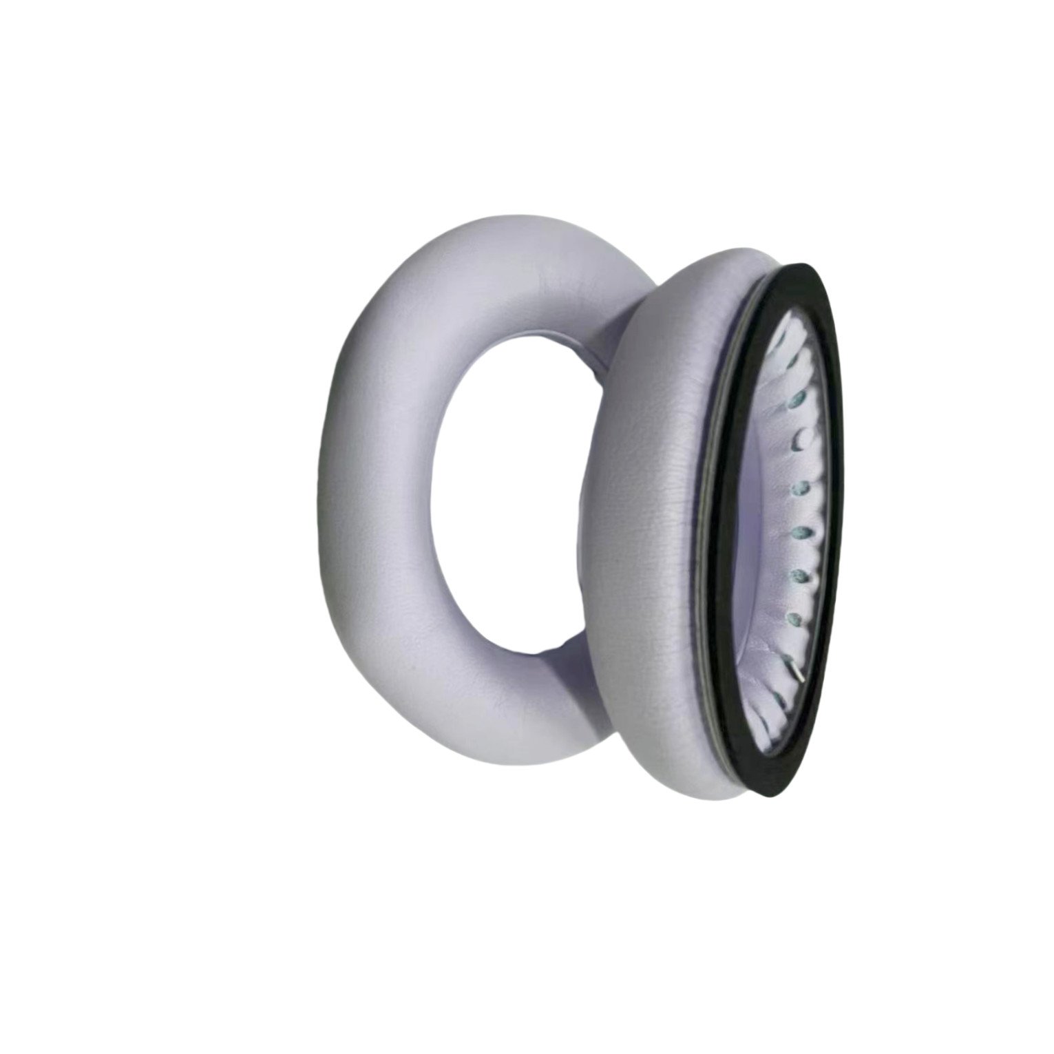 Due cuscinetti auricolari grigio chiaro per cuffie, isolati su bianco.