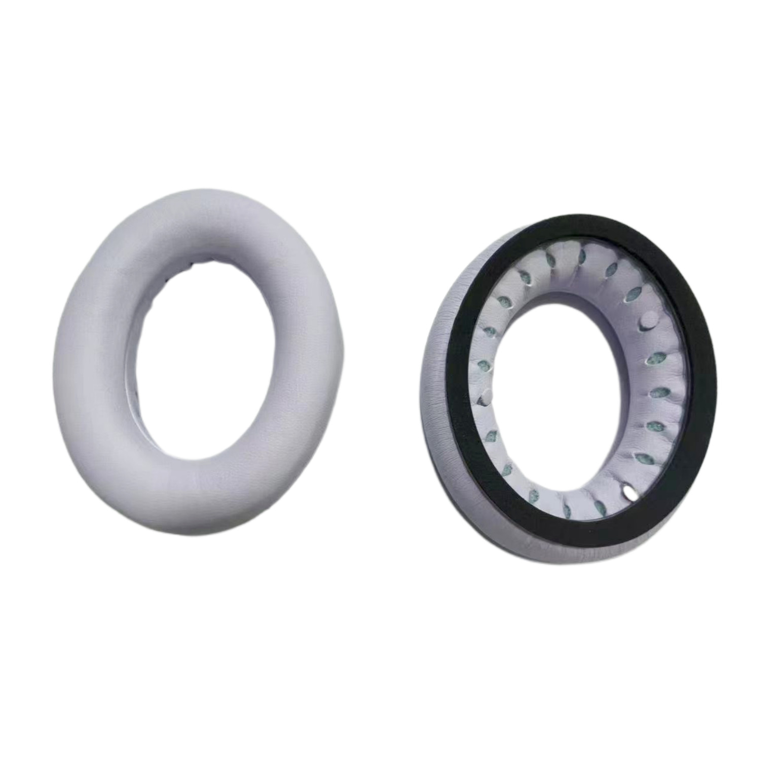 Due cuscinetti auricolari grigio chiaro per cuffie, isolati su bianco.
