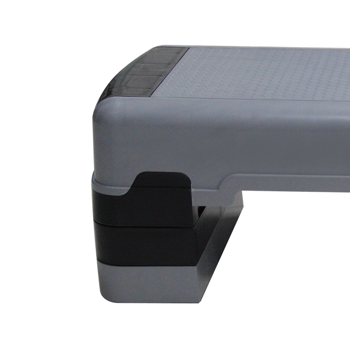 Plateforme de step grise et noire. Accents noirs sur les bords. Fond blanc.