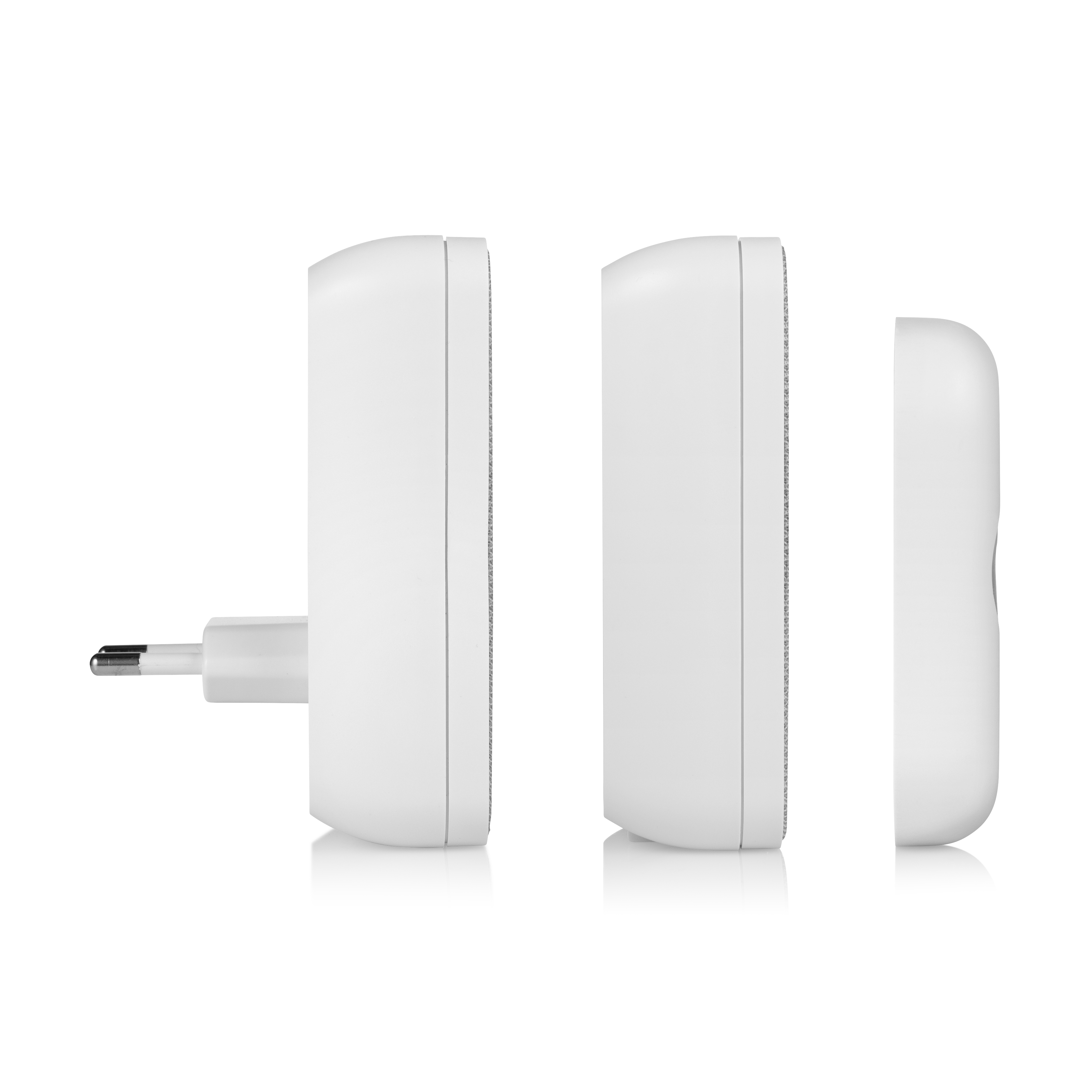 Drei weiße, rechteckige Geräte mit abgerundeten Kanten und einem Stecker, isoliert auf weißem Hintergrund.