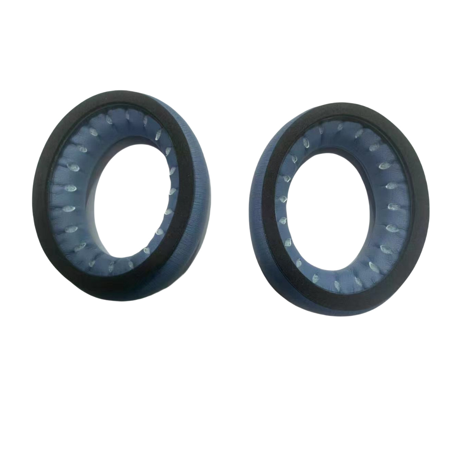 Twee donkerblauwe, cirkelvormige oorkussens met zwarte randen. De kussens hebben een gestructureerd oppervlak en een gat in het midden.