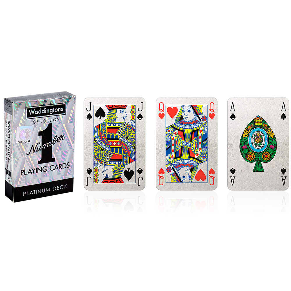 Cartes à jouer. Un jeu et trois cartes sont visibles. Les cartes sont noires, rouges et vertes. Le jeu est argenté et noir.