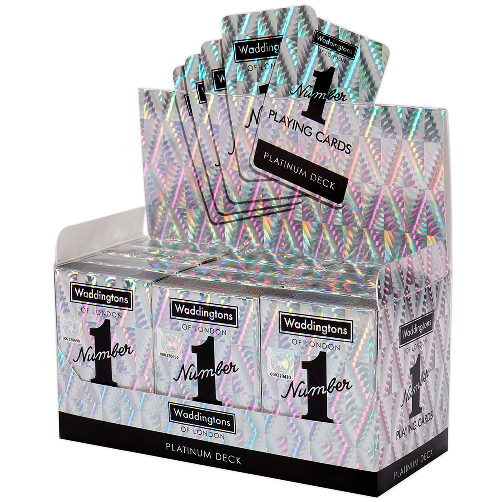 Boîtes de cartes à jouer. Plusieurs boîtes sont visibles. Les boîtes sont argentées et noires avec l'inscription "Platinum Deck".