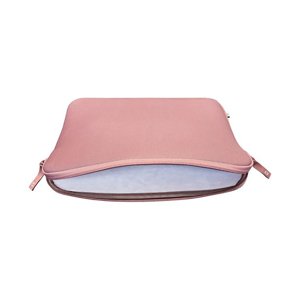 Rosa Laptoptasche, geöffnet, um einen weißen Innenraum zu zeigen. Weißer Hintergrund.