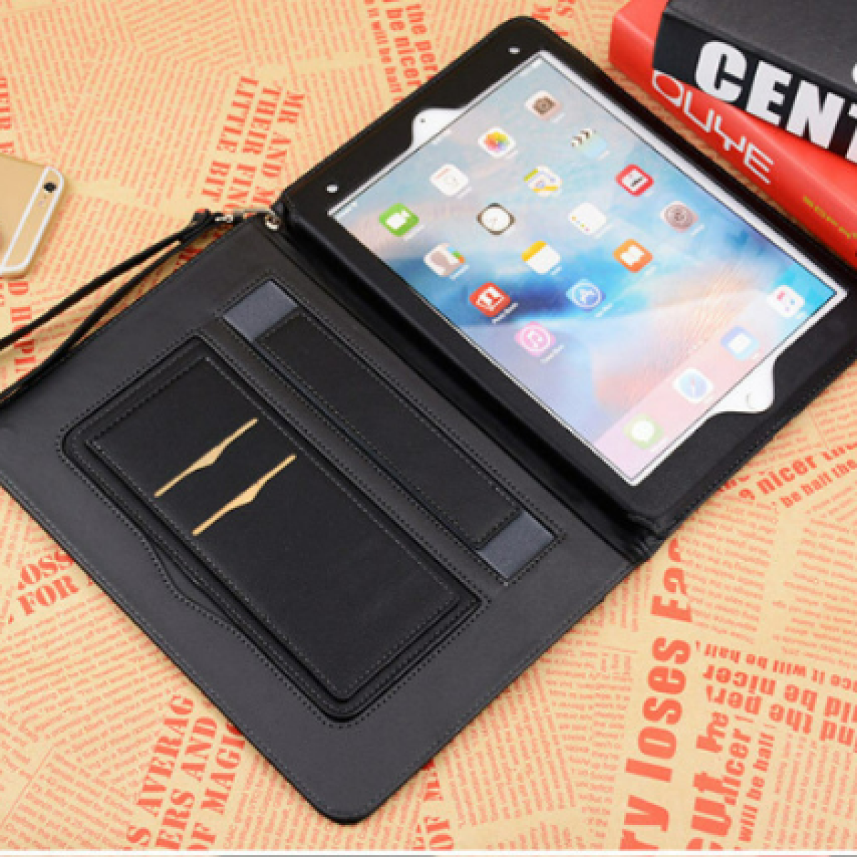 Custodia per tablet nera aperta con tablet e portafoglio all'interno.