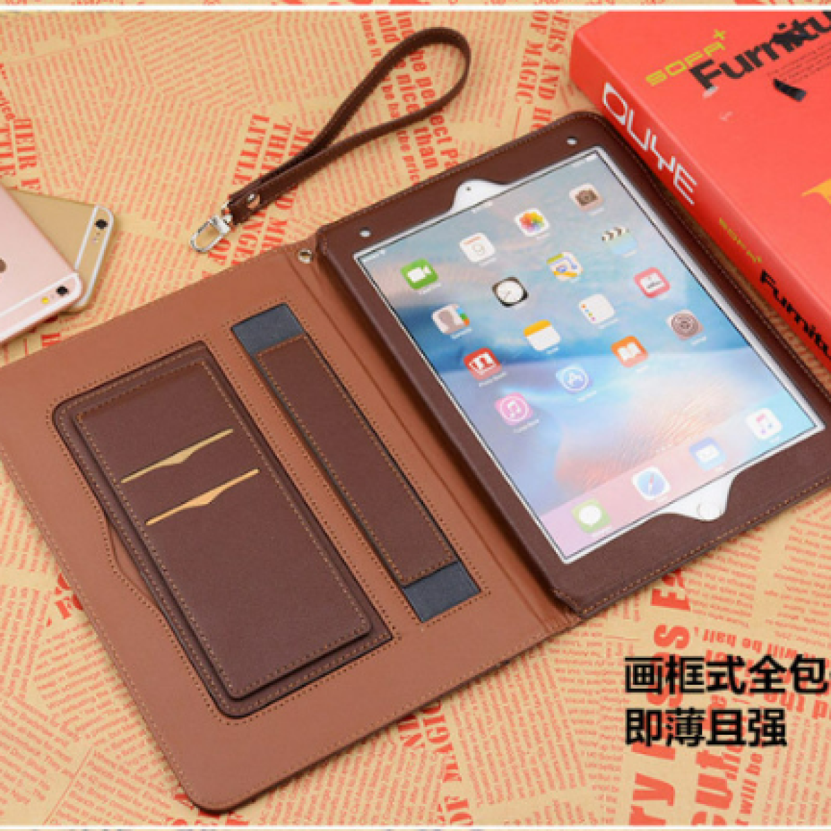 Custodia per tablet marrone con tablet e accessori. Sfondo beige con testo.