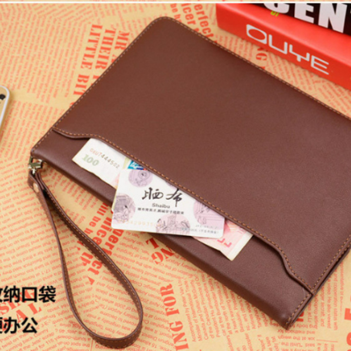 Custodia per tablet marrone con tasche. Banconote e una carta all'interno. Sfondo beige.