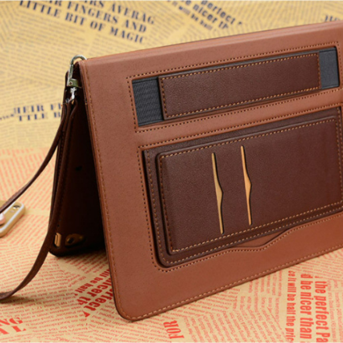 Custodia per tablet in pelle marrone con tasche. La custodia è aperta su sfondo fantasia.