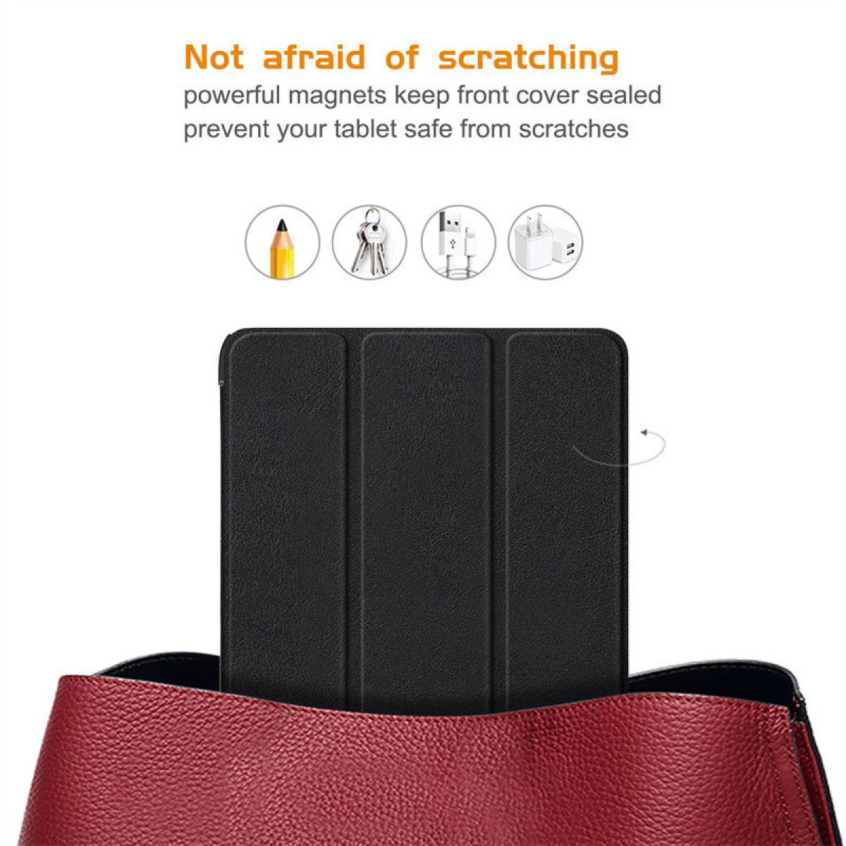 Zwarte tablethoes met een tablet in een tas. Accessoires zoals een potlood, sleutels en oplader worden getoond.