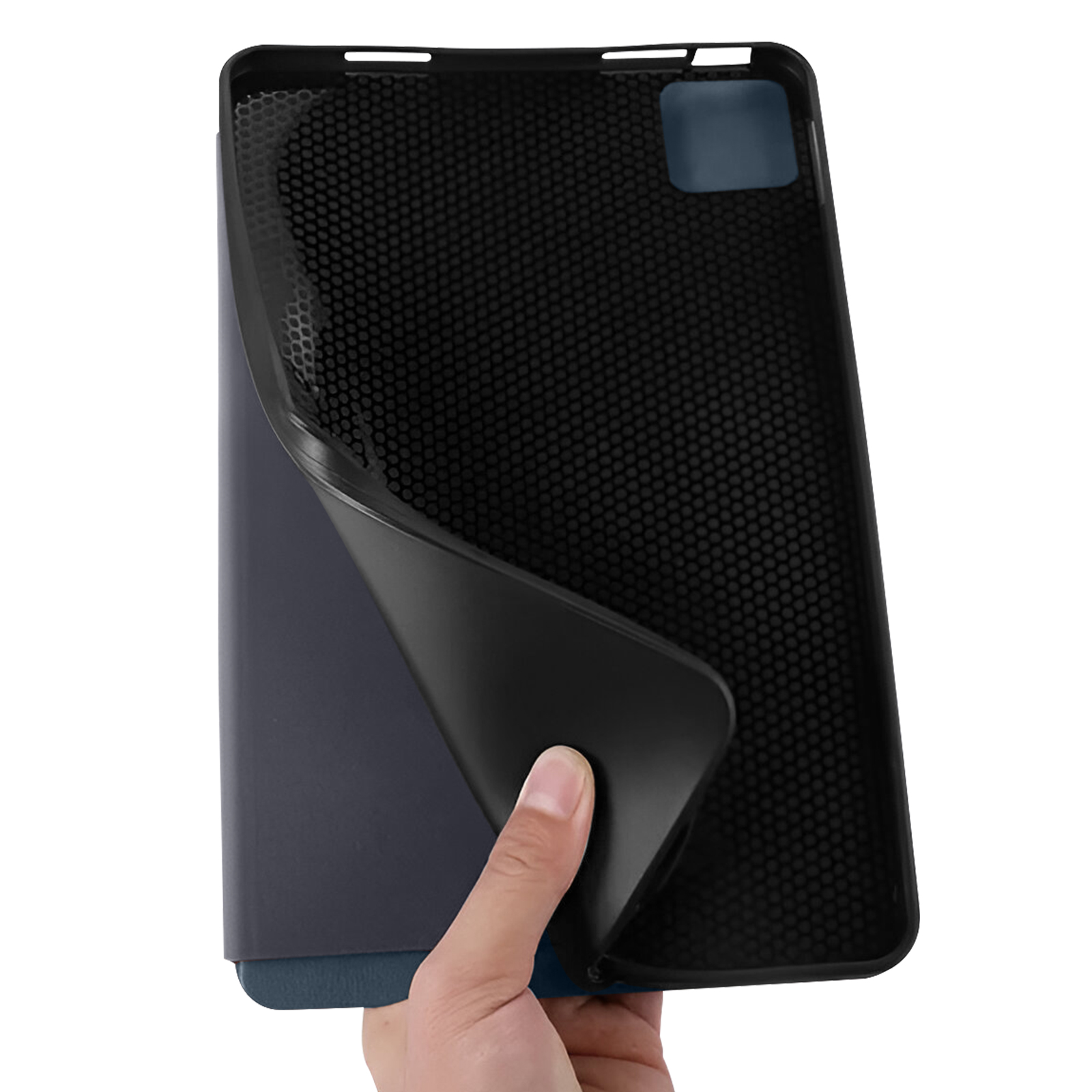 Una mano che tiene una custodia per tablet, rivelando l'interno della custodia con un motivo a nido d'ape.