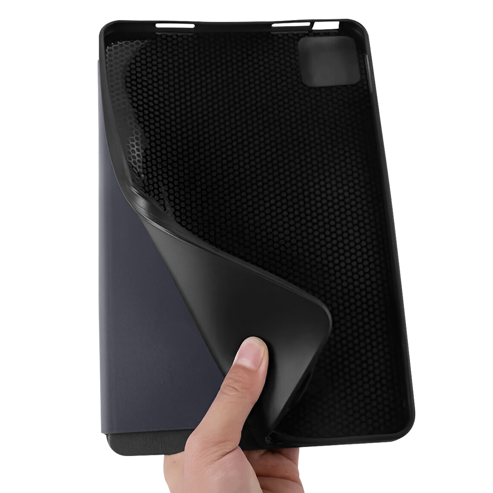 Una mano che tiene una custodia per tablet, rivelando l'interno della custodia con un motivo a nido d'ape.