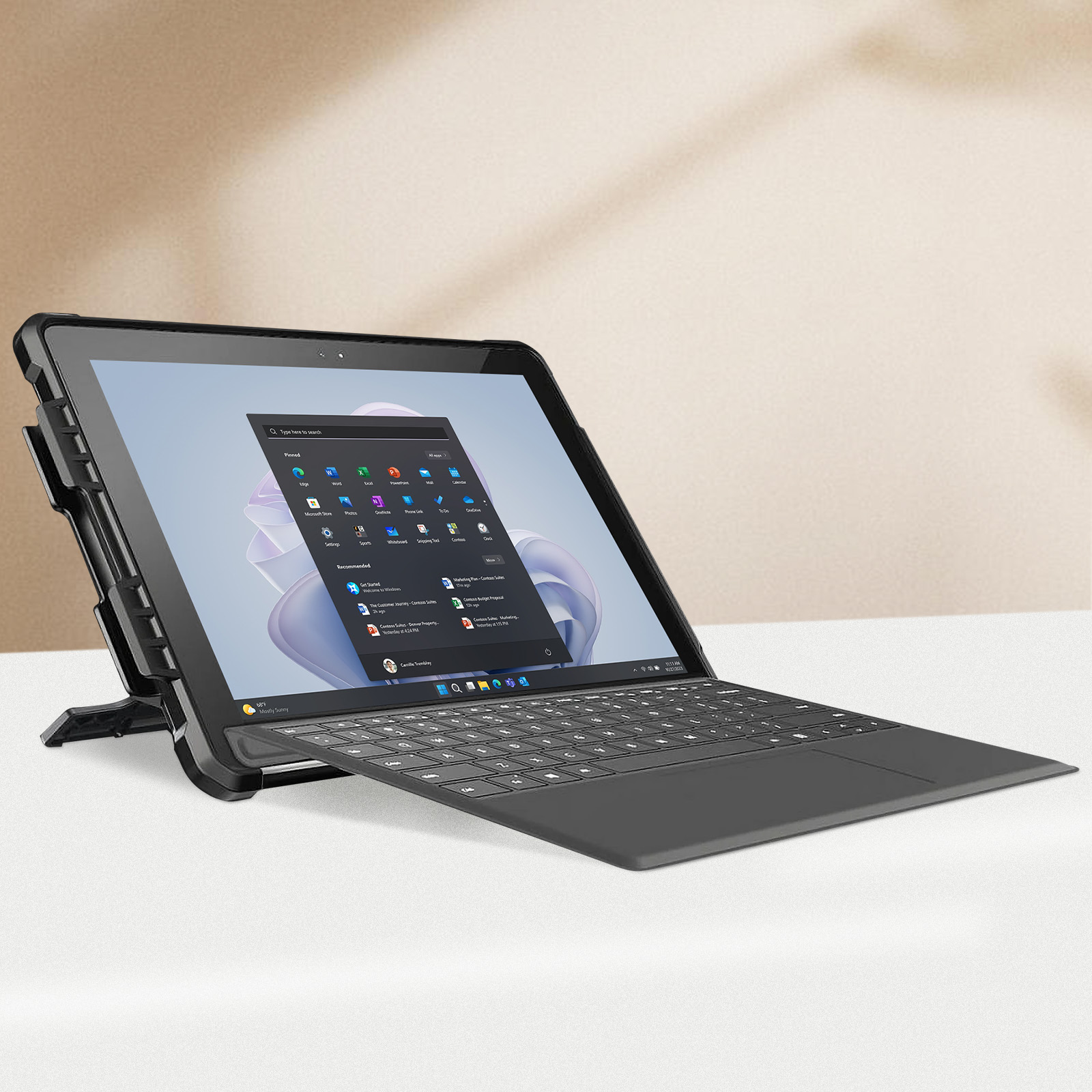 Tablet con tastiera in una custodia nera su una superficie bianca. Lo schermo mostra la schermata iniziale di Windows.
