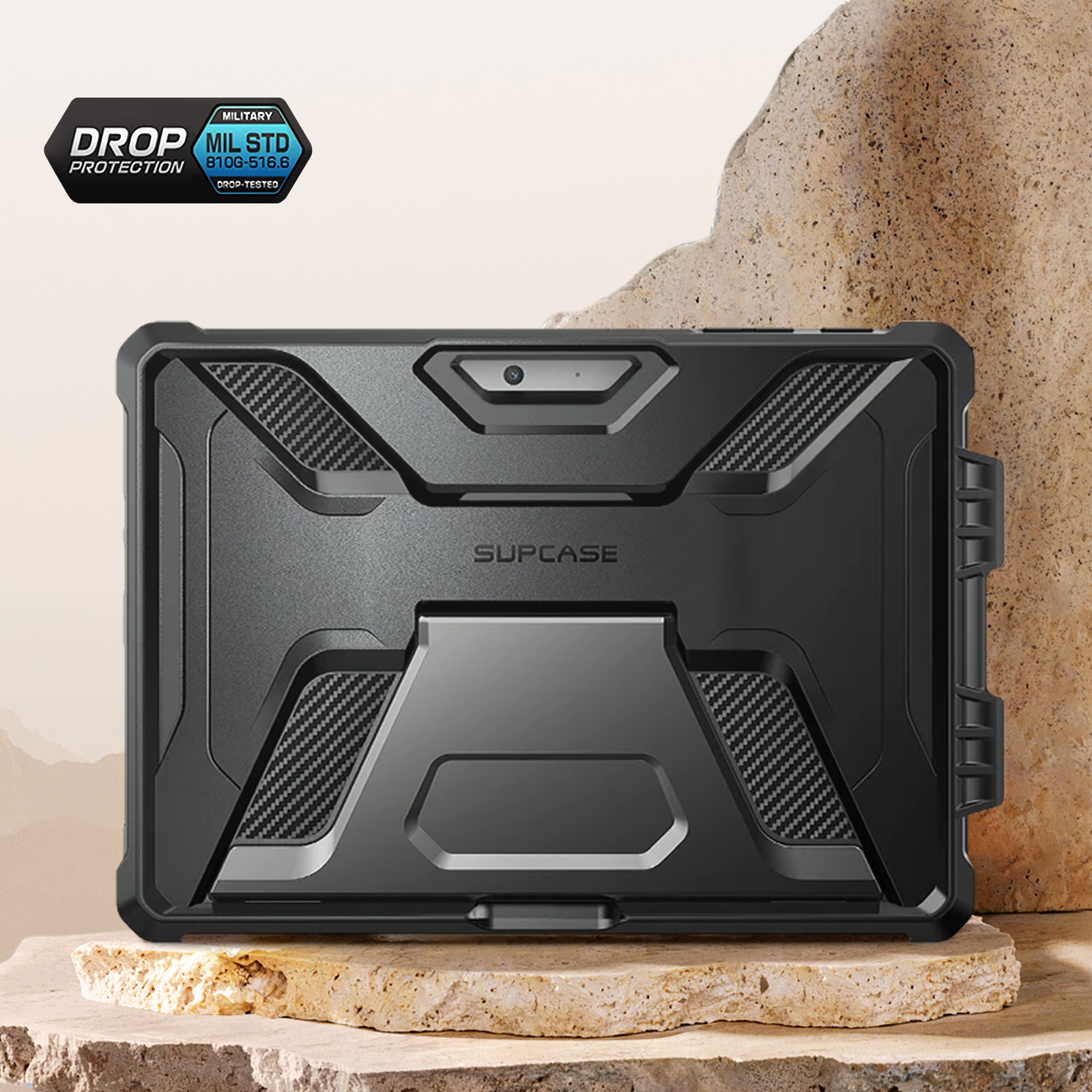 Custodia nera per tablet con supporto e logo. Etichetta di protezione dalle cadute. Sfondo marrone.