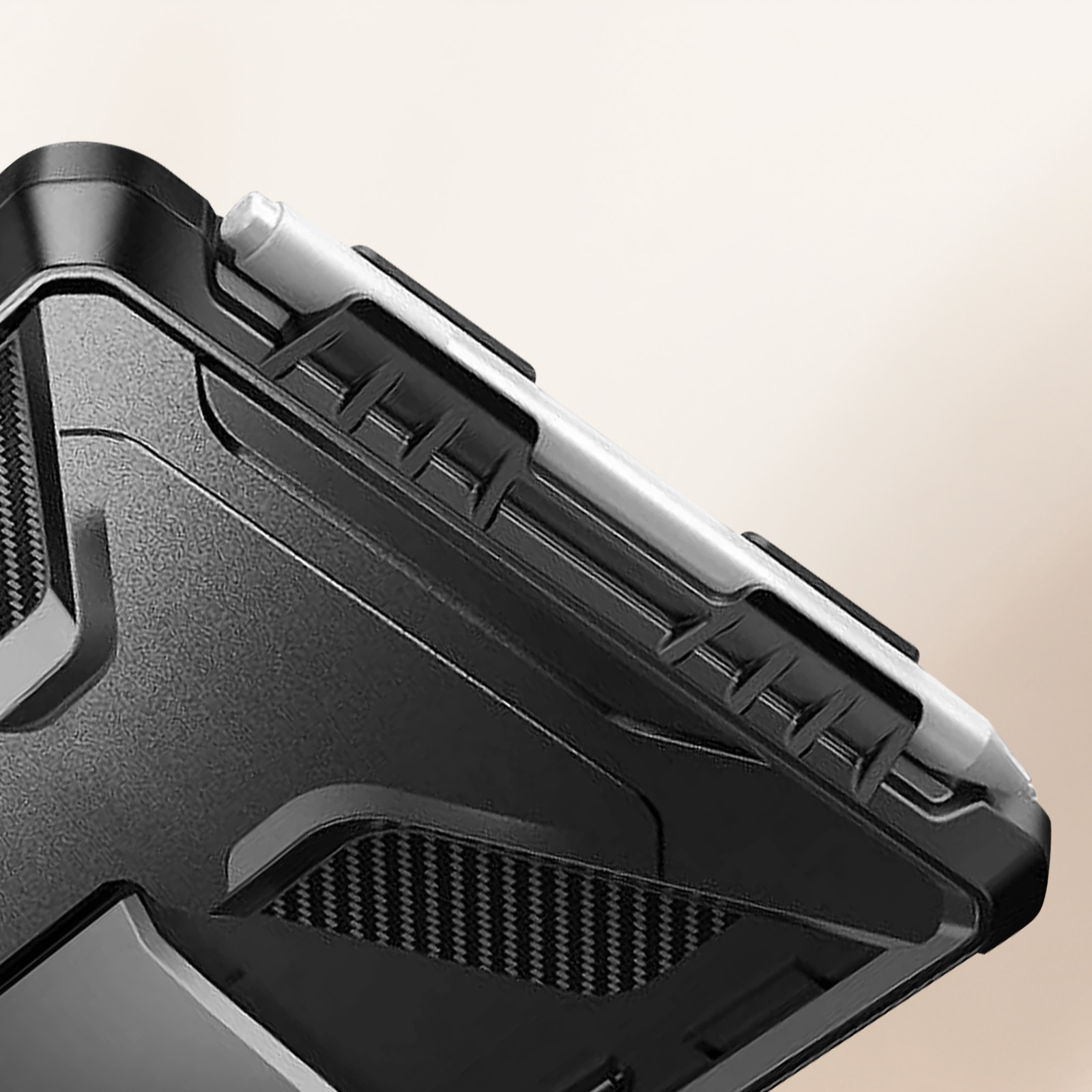 Primo piano di una custodia per tablet nera con portapenne. La custodia è nera con una penna argentata a contrasto.
