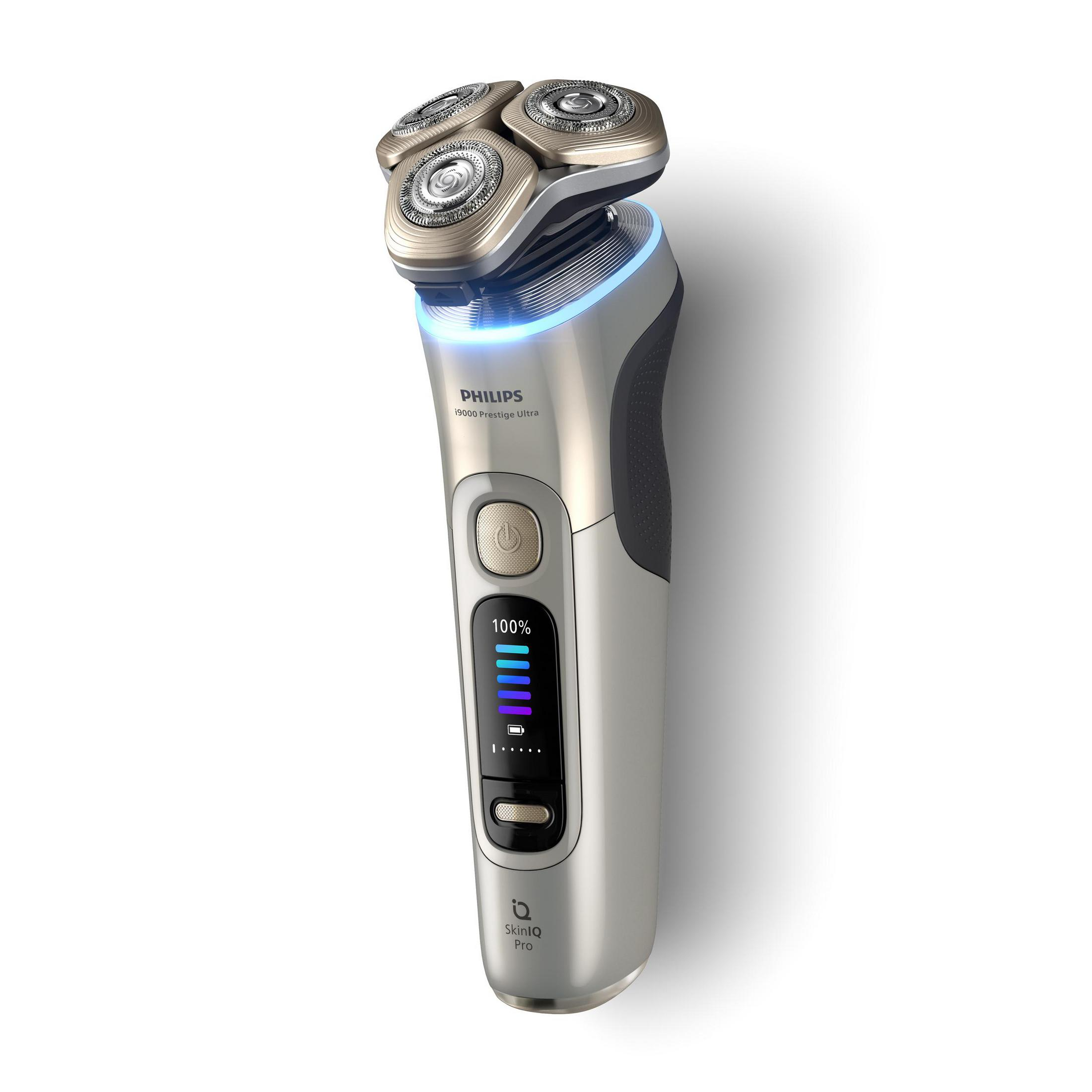 Afeitadora Philips con tres cabezales, pantalla digital y SkinIQ Pro. Colores plata y oro. Fondo blanco.