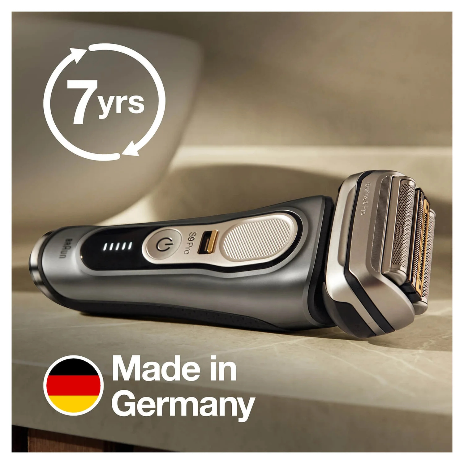 Golarka elektryczna na blacie. Etykieta Made in Germany i ikona 7 lat.