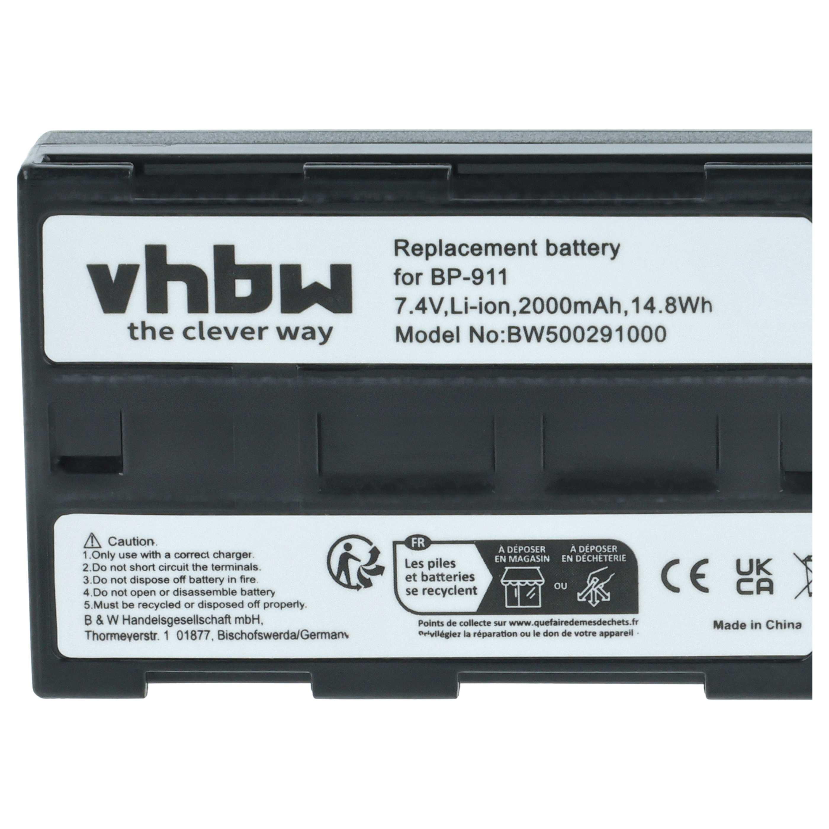 Eine schwarze Batterie mit weißem Etikett. Das Etikett enthält Text, einschließlich der Marke vhbw. Außerdem Warnhinweise.