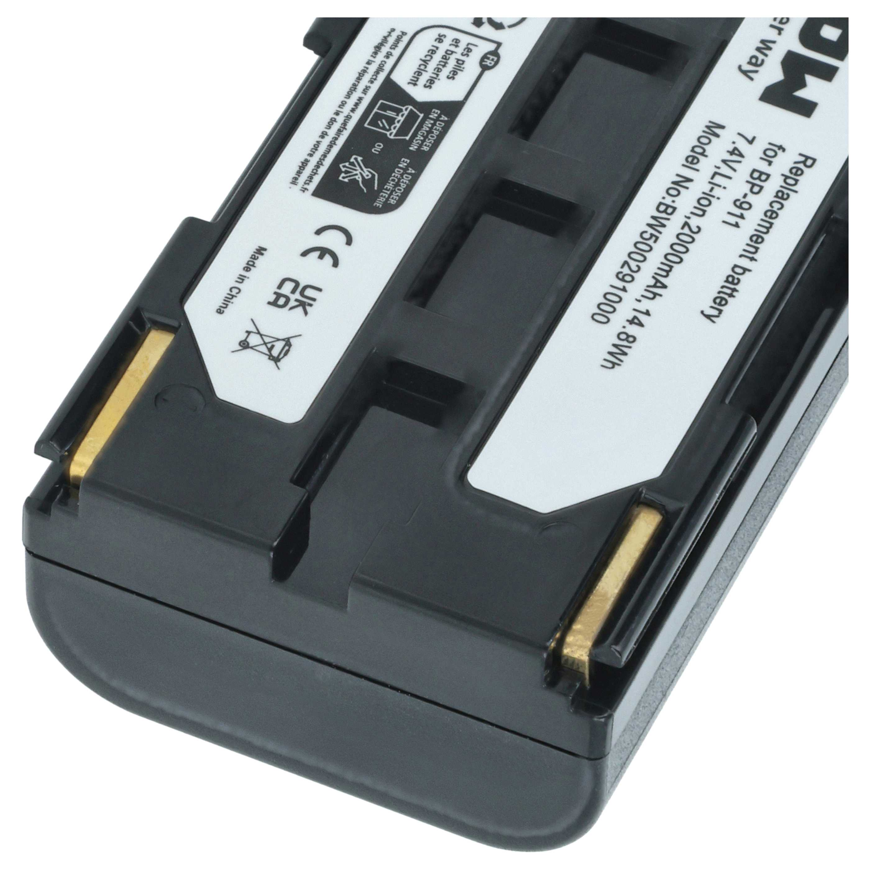 Nahaufnahme einer Batterie mit Etiketten. Sie ist schwarz und hat goldene Anschlüsse. Der Hintergrund ist weiß.
