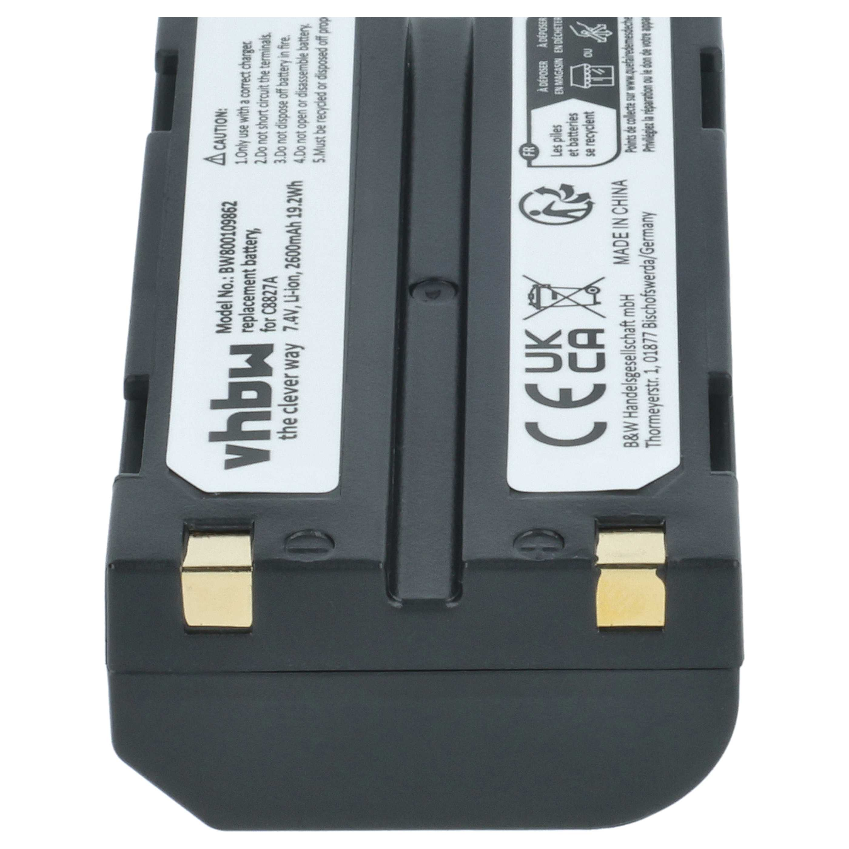 Nahaufnahme einer Batterie mit Etiketten. Sie ist schwarz mit goldenen Anschlüssen. Der Hintergrund ist weiß.