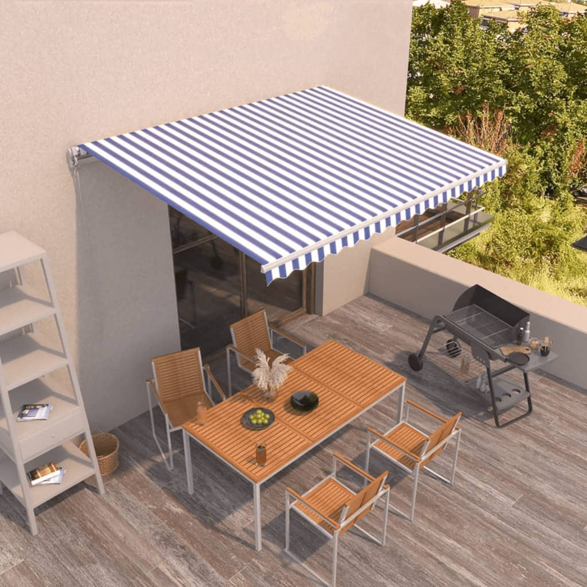 Ein Tisch, Stühle, Grill und blau-weiße Markise auf einem Deck.