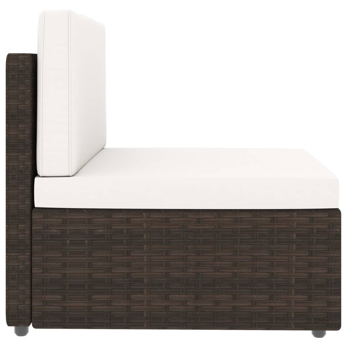 Eine Ecke eines braunen Rattan-Sofas mit weißem Kissen.