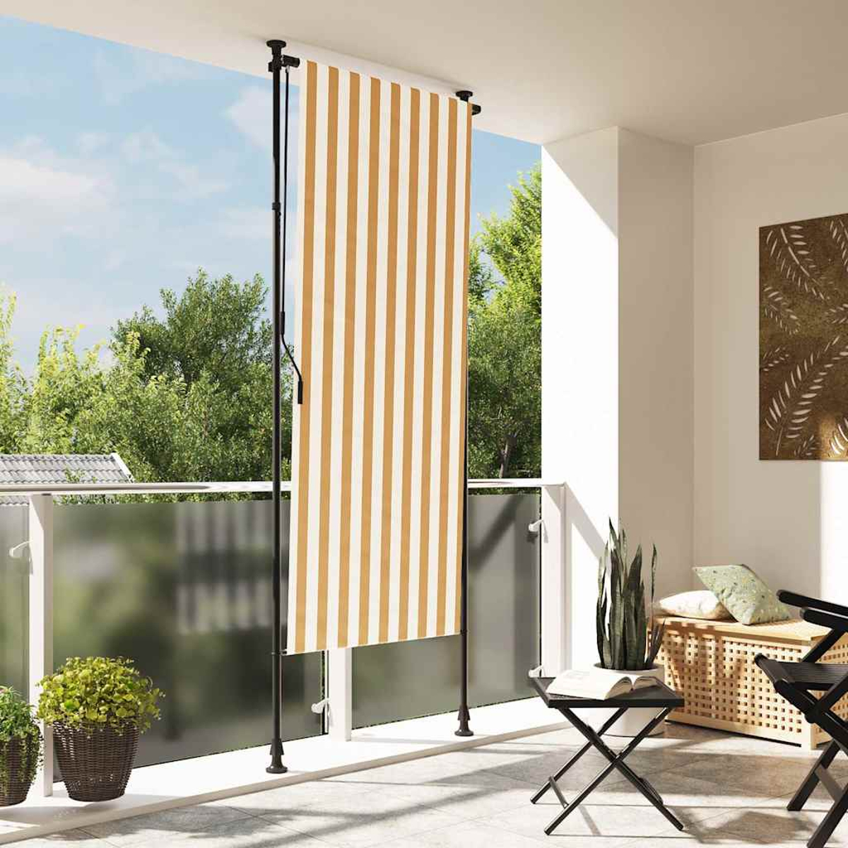 Balkon mit einem gestreiften orange-weißen Sichtschutz. Es gibt einen kleinen Tisch und Pflanzen.