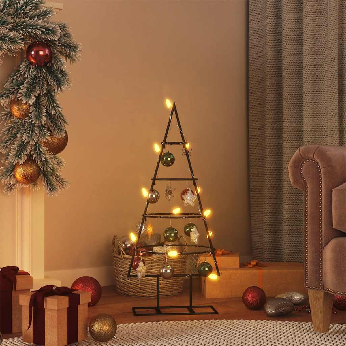 Weihnachtsbaum mit Lichtern, Dekorationen und Geschenken. Metallrahmen, Ornamente und Präsente.